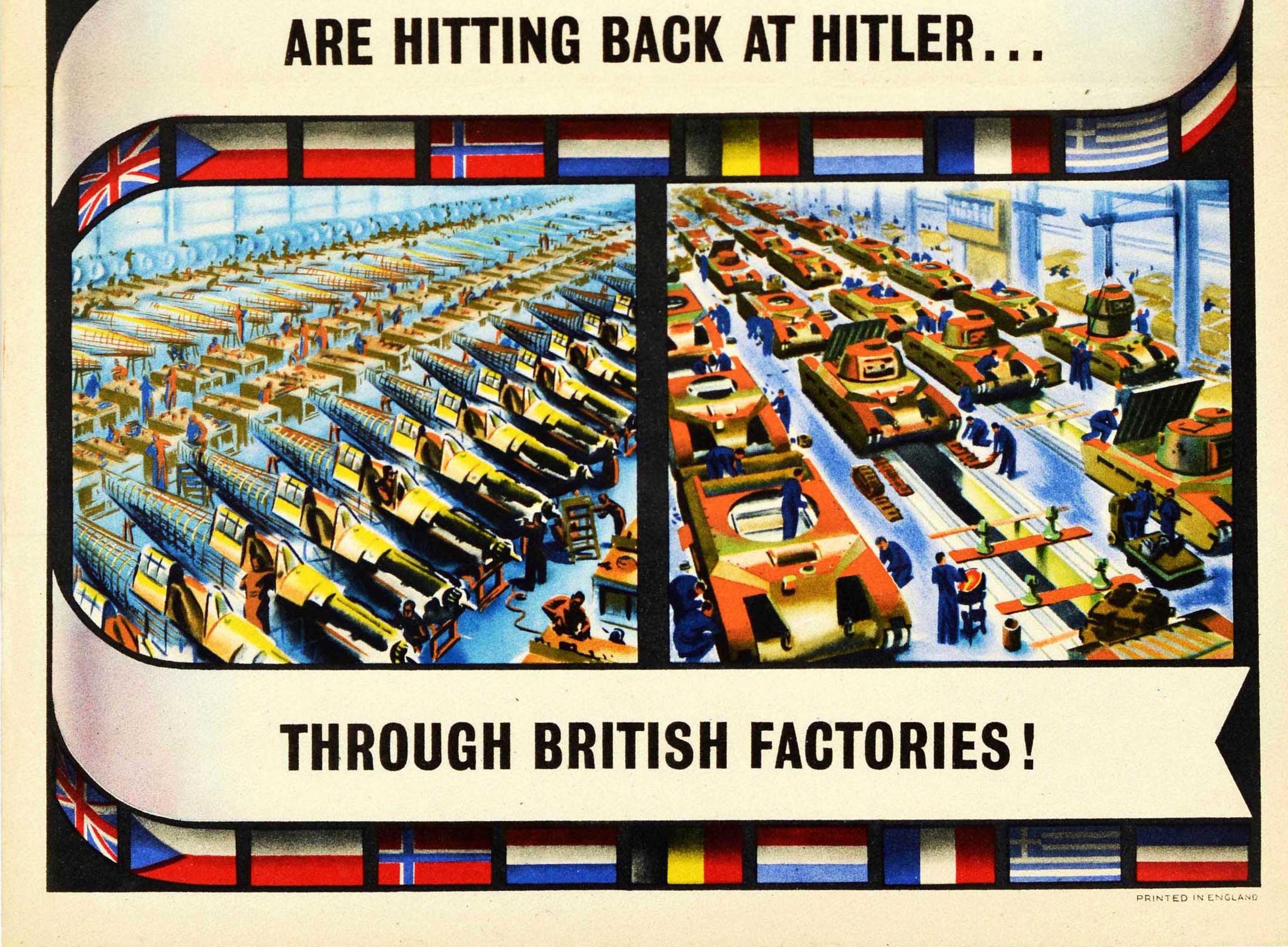 Originales Propagandaplakat aus dem Zweiten Weltkrieg - Munitionsarbeiter der alliierten Länder... Sie schlagen auf Hitler zurück... Durch britische Fabriken! Die beiden oberen Bilder zeigen Luft- und Bodenkampfszenen mit einem Flugzeug der Royal