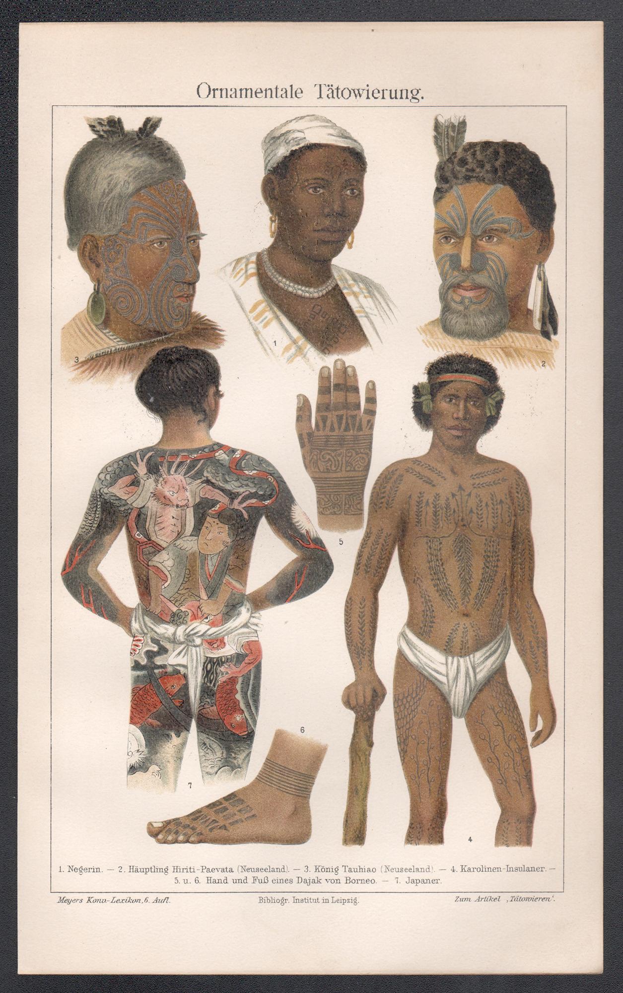 Ornamentale Tatowierung (Tatuaggio ornamentale) Cromolitografia antica, circa 1895 - Print di Unknown