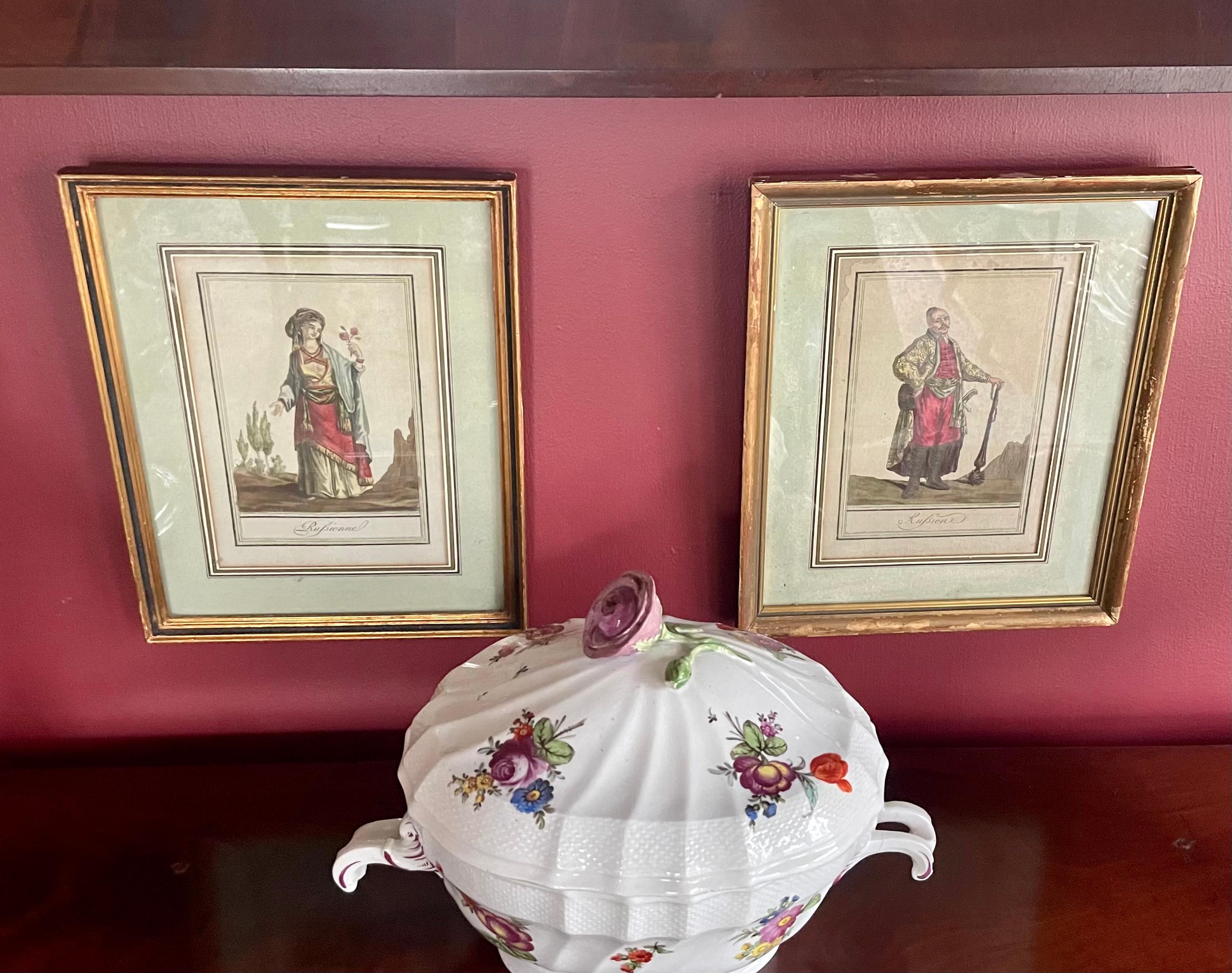 Paire de portraits russes en habits du XVIIIe siècle. Belles gravures françaises colorées à la main d'un homme et d'une femme russes portant des vêtements et des ornements traditionnels de la fin du XVIIIe siècle, richement colorés et stylisés,