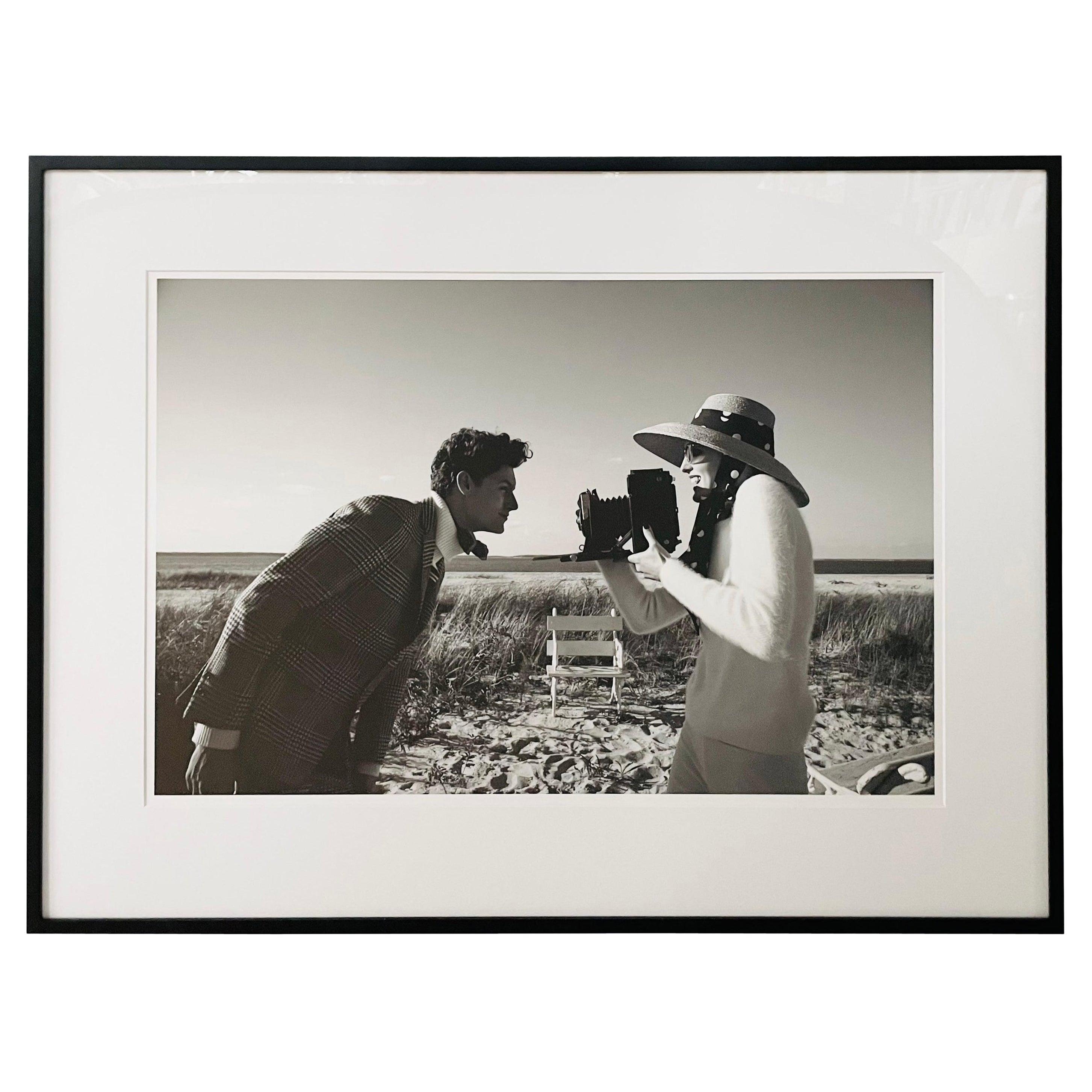 Porträt eines Mannes und einer Frau mit Fotodruck mit dem Titel „Smile“, limitierte Auflage