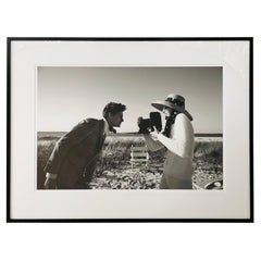 Porträt eines Mannes und einer Frau mit Fotodruck mit dem Titel „Smile“, limitierte Auflage