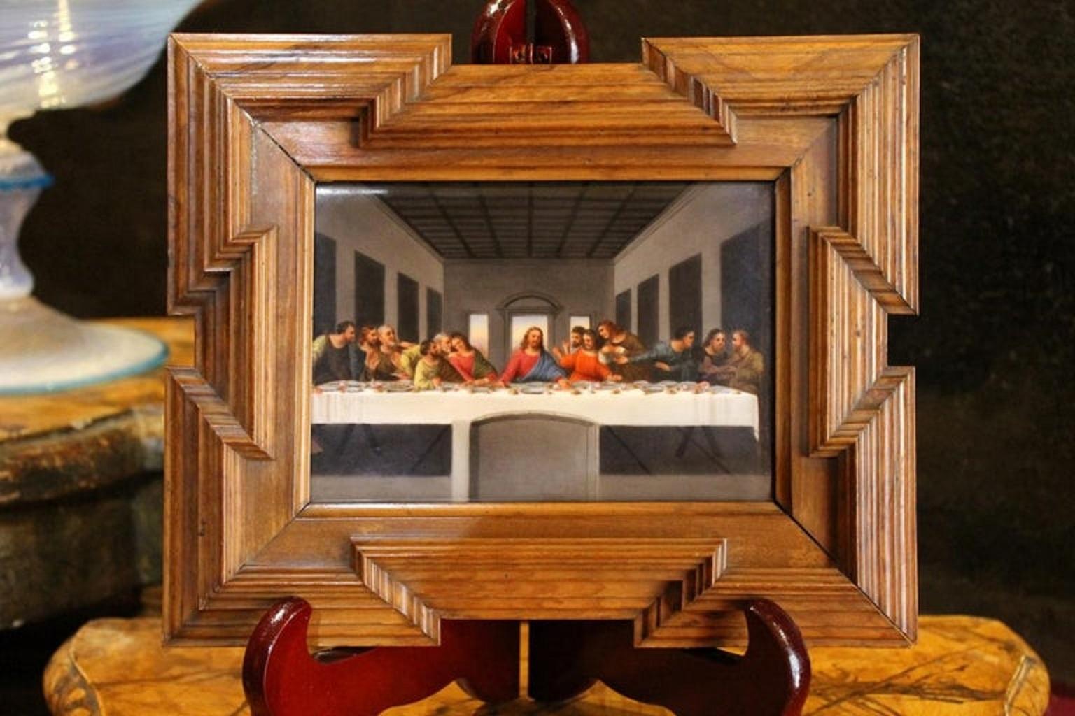 Impression sur porcelaine Last Supper Painting d'après Léonard dans un cadre en bois sculpté - Print de Unknown