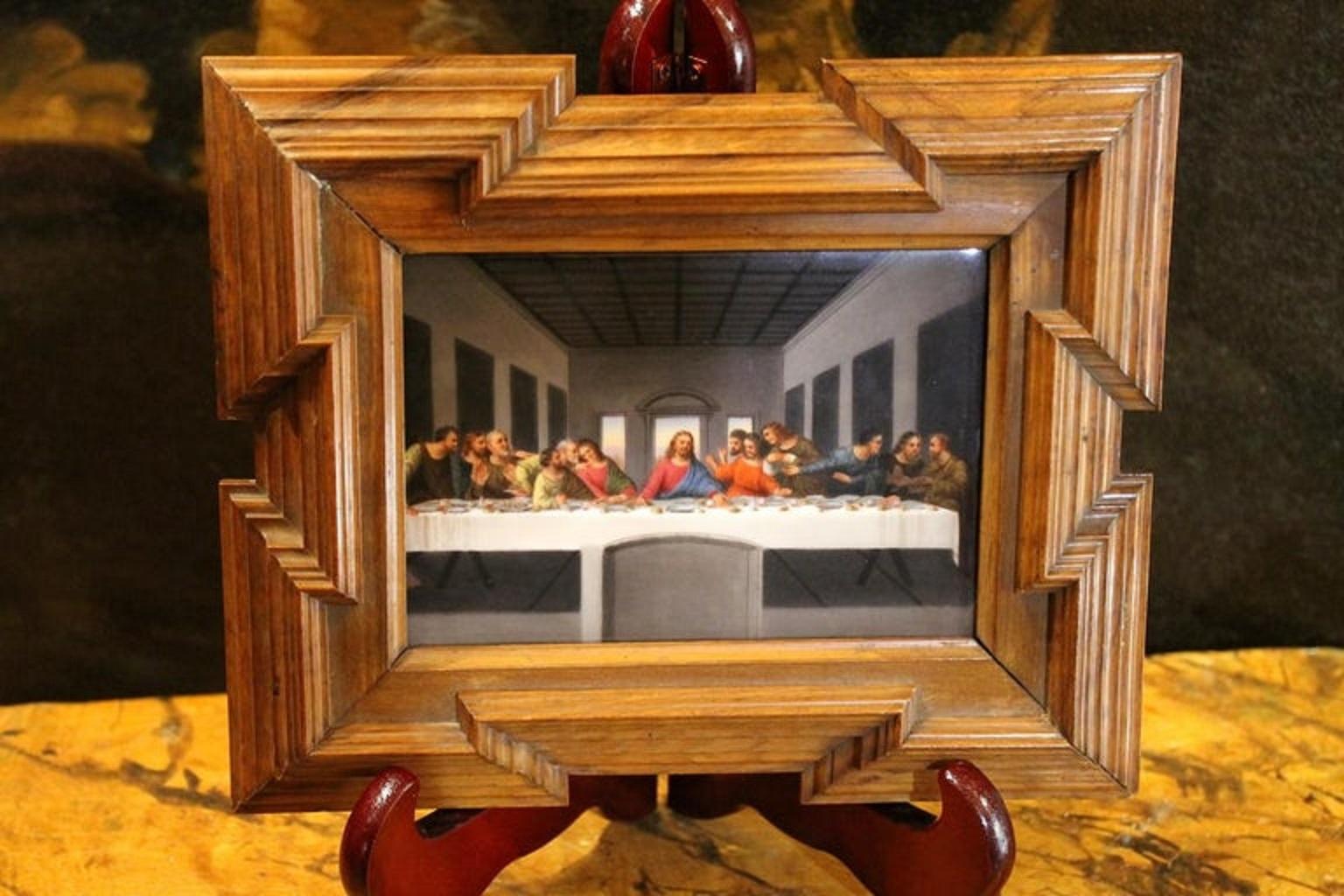Impression sur porcelaine Last Supper Painting d'après Léonard dans un cadre en bois sculpté - Marron Interior Print par Unknown