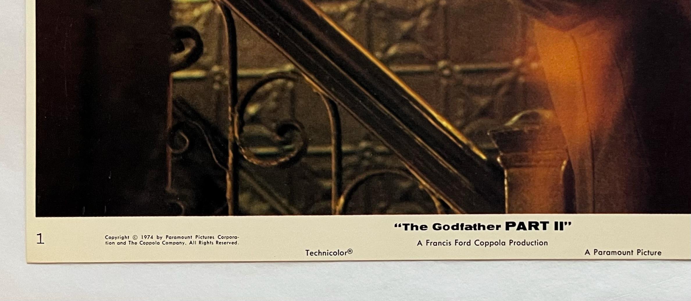 Le Parrain, deuxième partie - Carte de lobby originale de 1974 #1

Vintage 1974 The Godfather Part II Lobby Card :
Les débuts de la vie et de la carrière de Vito Corleone dans le New York des années 1920 sont décrits, tandis que son fils, Michael,