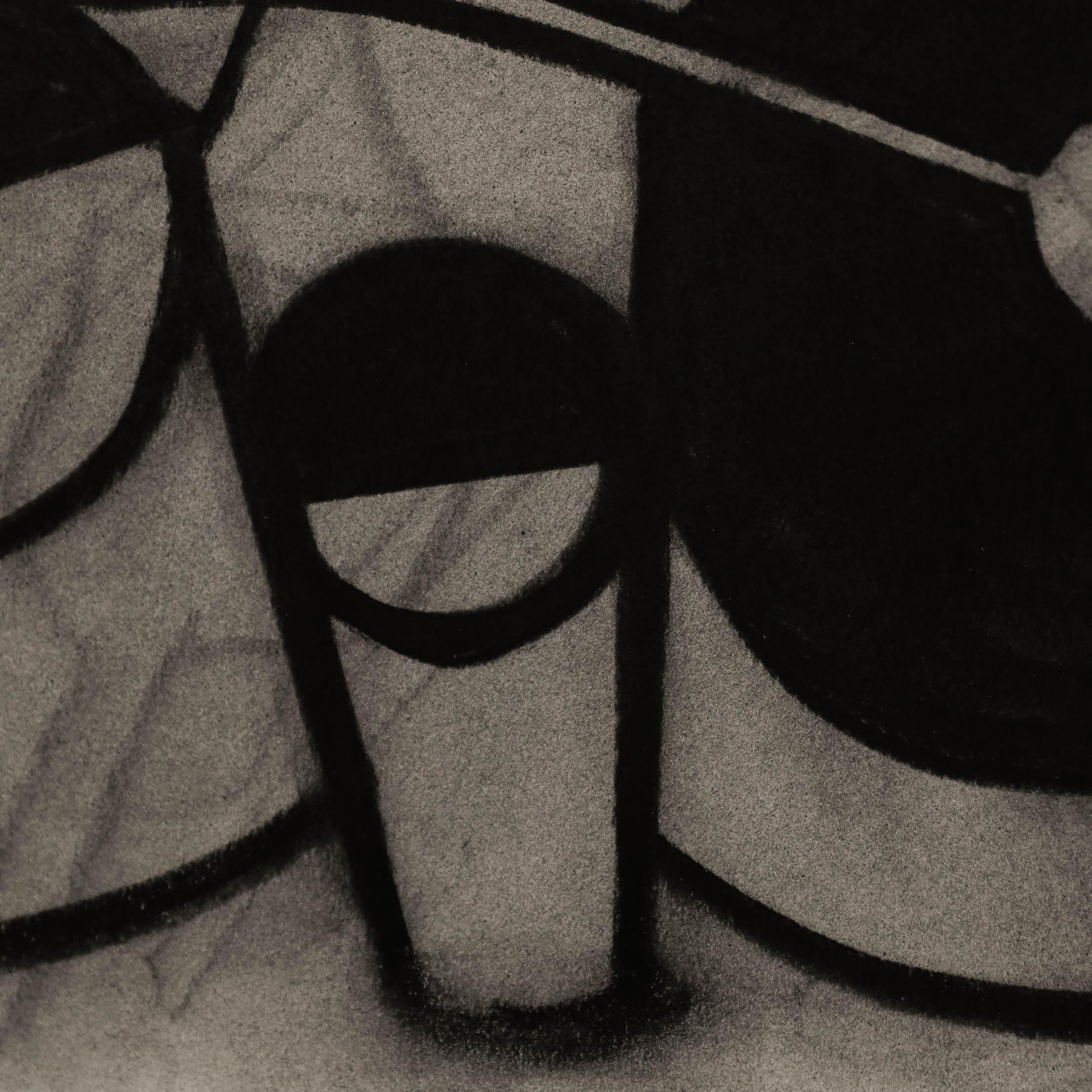 Una litografía de edición limitada atrevida y estéticamente agradable que muestra una representación abstracta de ollas y sartenes. Firmado en grafito. Presentado en un marco de madera. Sobre el papel.