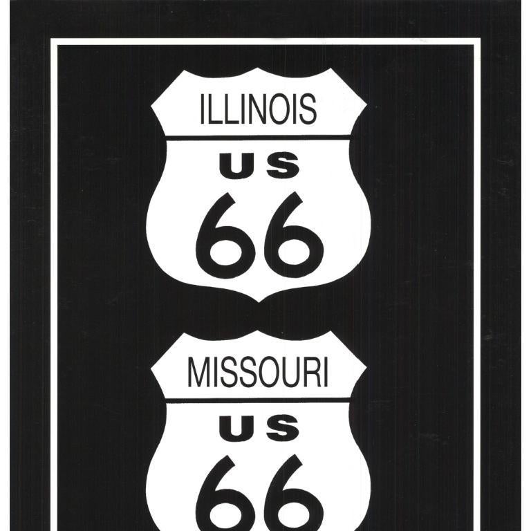 Esta recreación de estilo vintage del emblemático cartel de la Ruta 66, diseñada por el artista gráfico Rod Kennedy, destaca por su atrevido fondo negro. Con las insignias de cada estado a lo largo de la legendaria autopista -desde Chicago,