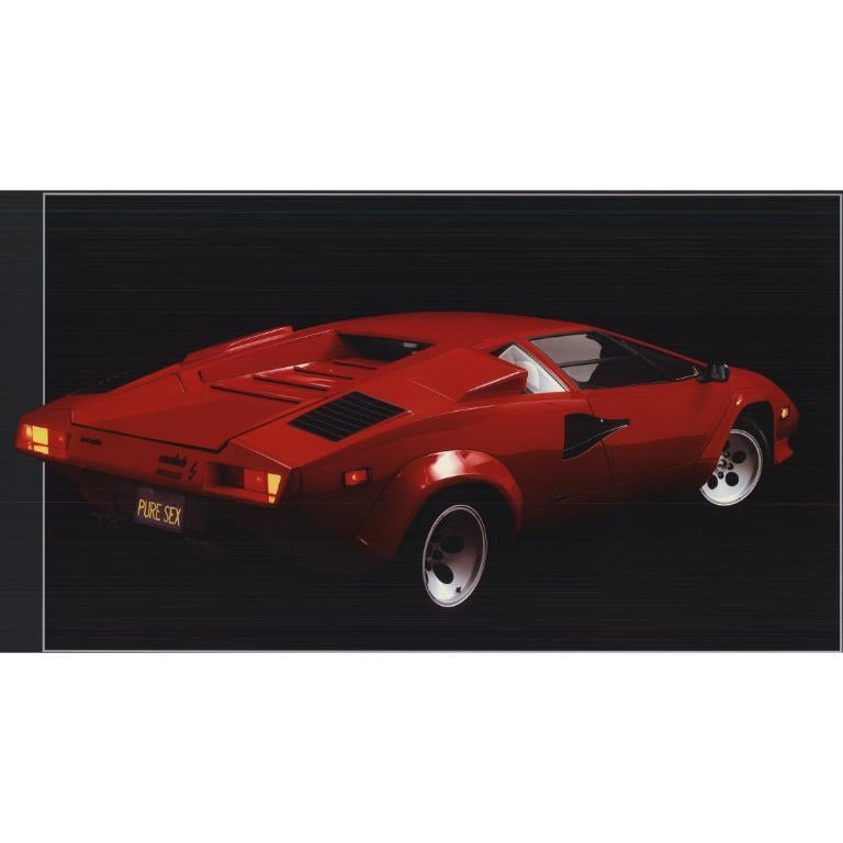 Papierformat: 24 x 36 Zoll (60,96 x 91,44 cm)
 Bildgröße: 16 x 28 Zoll (40,64 x 71,12 cm)
 Gerahmt: Nein
 Zustand: A-: Fast neuwertig, sehr leichte Gebrauchsspuren
 
 Zusätzliche Details: Werbeplakat für den Lamborghini Countach 5000S von 1983.
 
