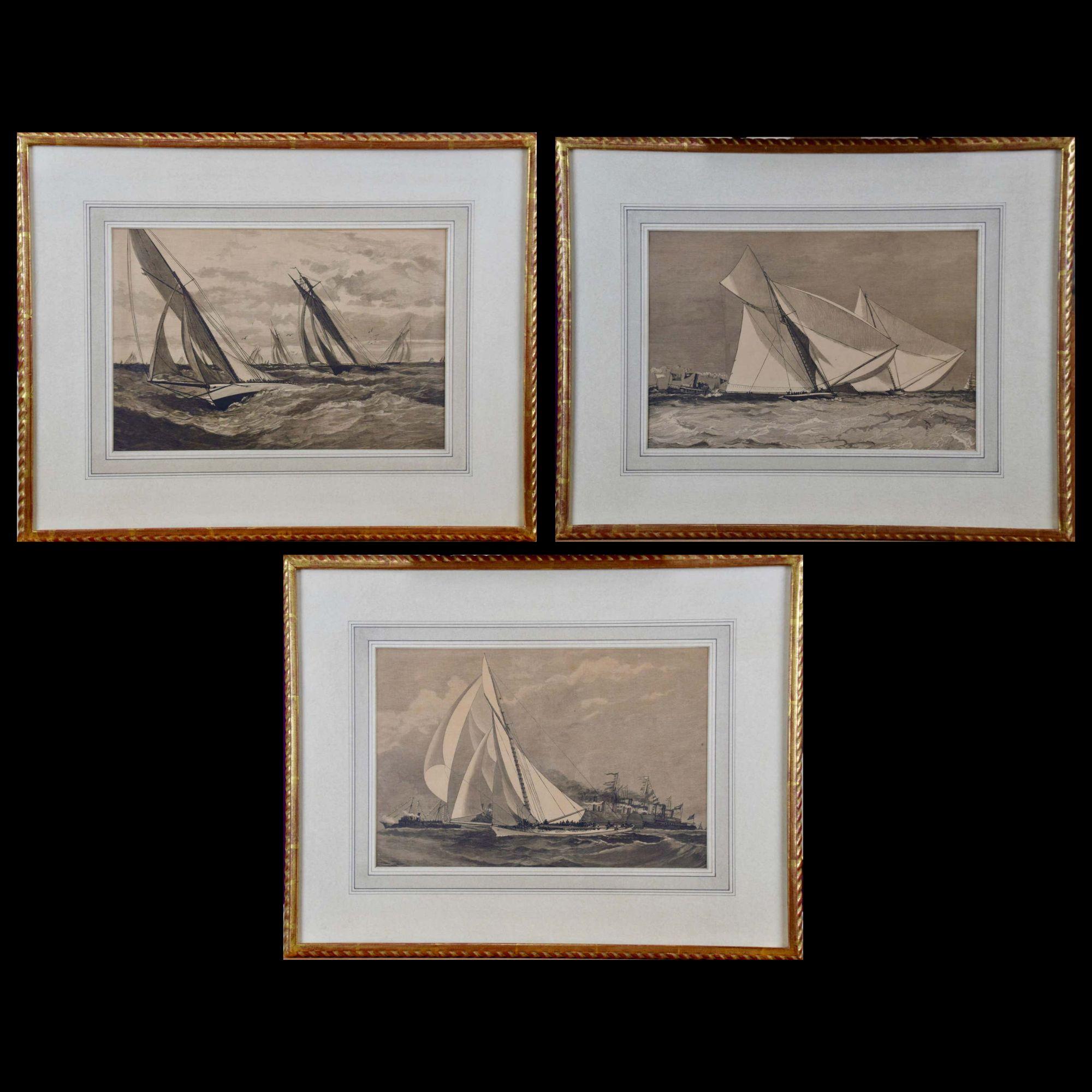 Drei Gravuren mit Darstellungen von Segeljachten, die 1885 auf den America's Cup Trials konkurrieren. – Print von Unknown