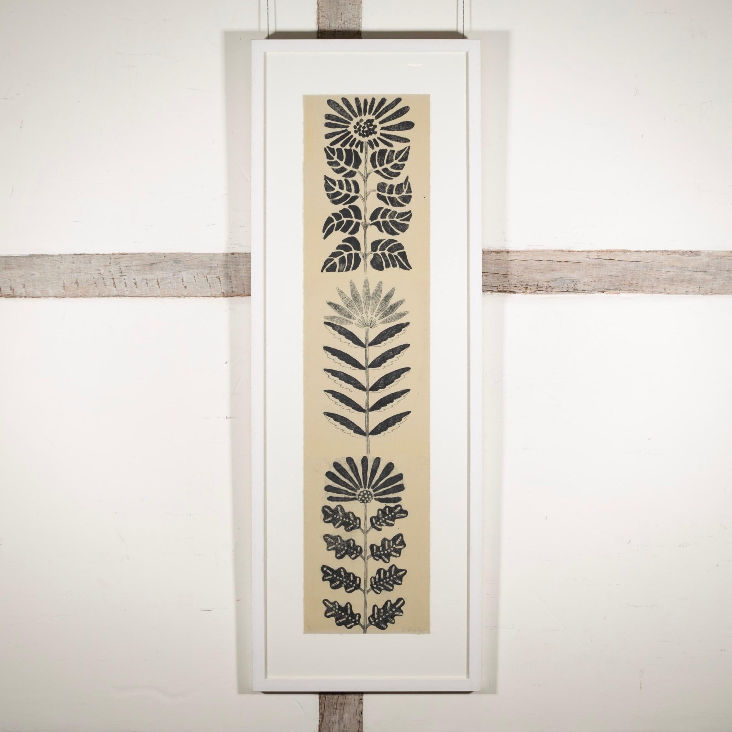 Tres flores, impresión monocroma vertical de Lizzie Wheeler, 2023 en venta 1
