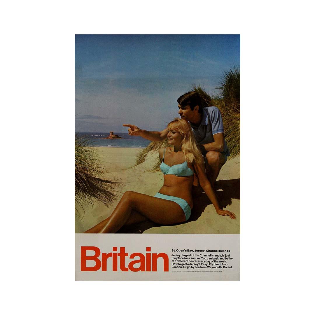 Dieses britische Reiseplakat aus den 1970er Jahren fängt den idyllischen Charme von St. Ouen's Bay auf Jersey, Kanalinseln, wunderbar ein. Diese Werbung, die den Tourismus an den britischen Küsten fördern soll, verkörpert die Vorliebe der Zeit für