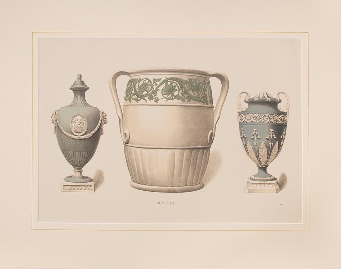 Unknown Still-Life Print – Weinkühler oder Jardiniére in Weiß und zwei Vasen aus blauem Jaspis. Pl. XLI