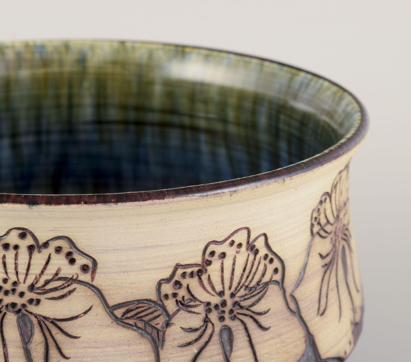 Unknown Scandinavian ceramicist. Earthenware bowl. Incised floral decoration In Excellent Condition For Sale In København, Copenhagen