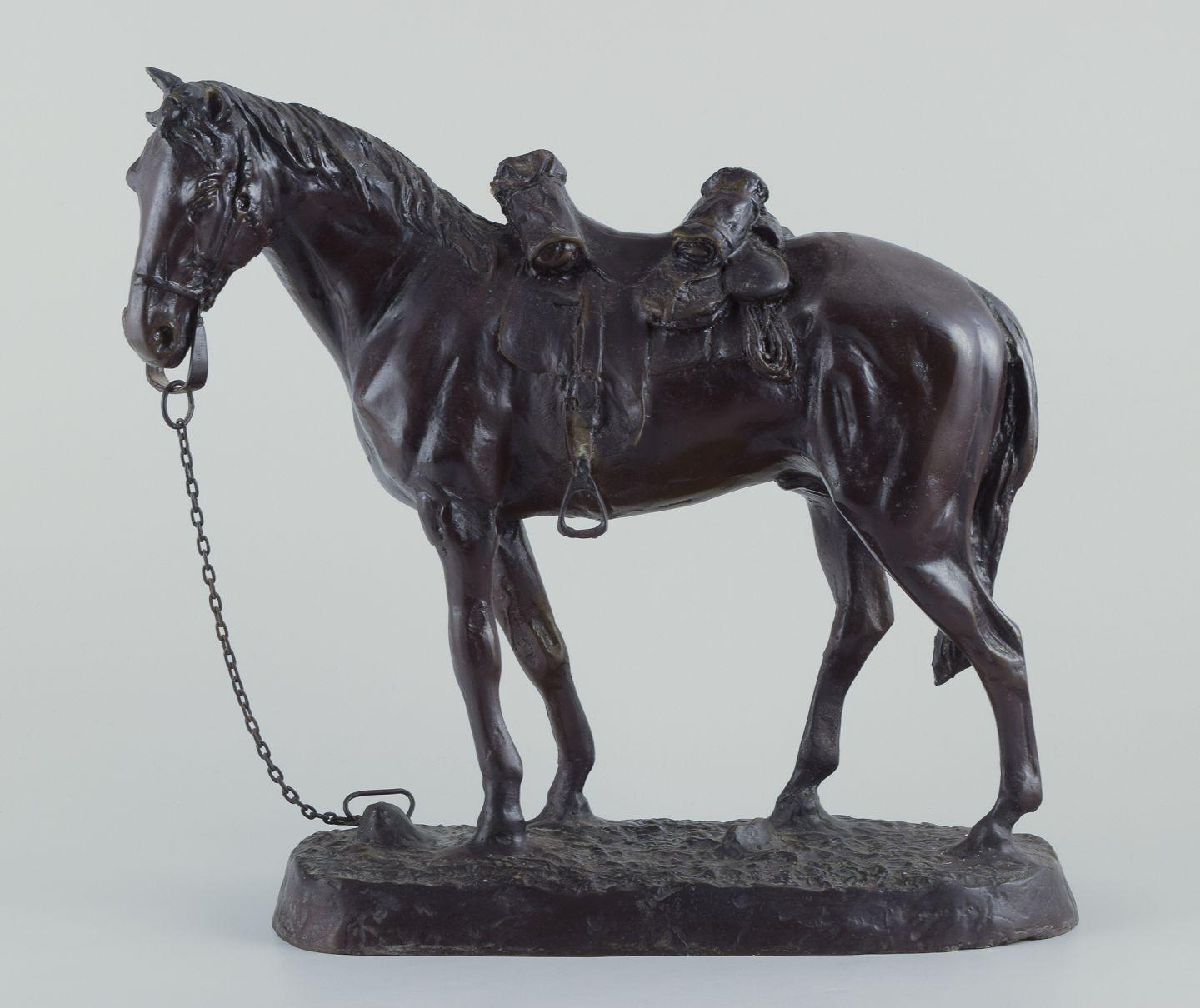 I prodotti usati sono esenti da dazi all'importazione per i clienti statunitensi. 
Pertanto, al tuo acquisto non saranno applicate tariffe di importazione.

Scultore sconosciuto. Grande scultura a forma di cavallo su un basamento.
In metallo