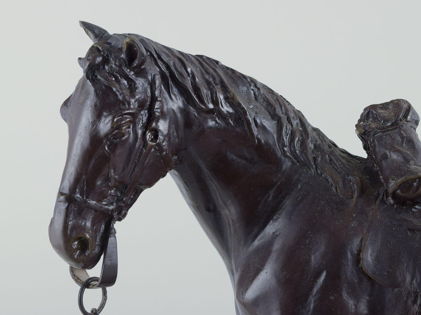 Sconosciuto Scultore sconosciuto. Grande scultura a forma di cavallo su un basamento. in vendita
