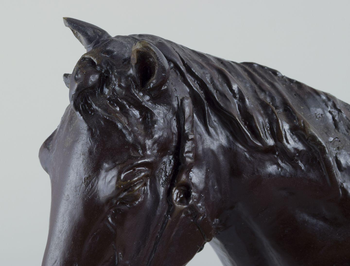 Patinato Scultore sconosciuto. Grande scultura a forma di cavallo su un basamento. in vendita