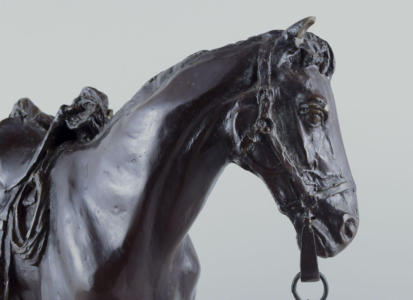 XX secolo Scultore sconosciuto. Grande scultura a forma di cavallo su un basamento. in vendita