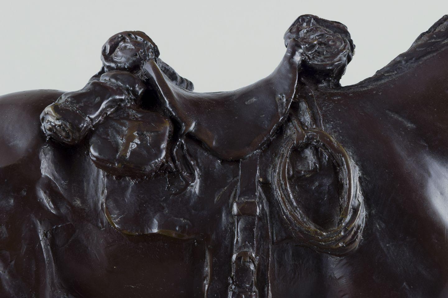 Metallo Scultore sconosciuto. Grande scultura a forma di cavallo su un basamento. in vendita