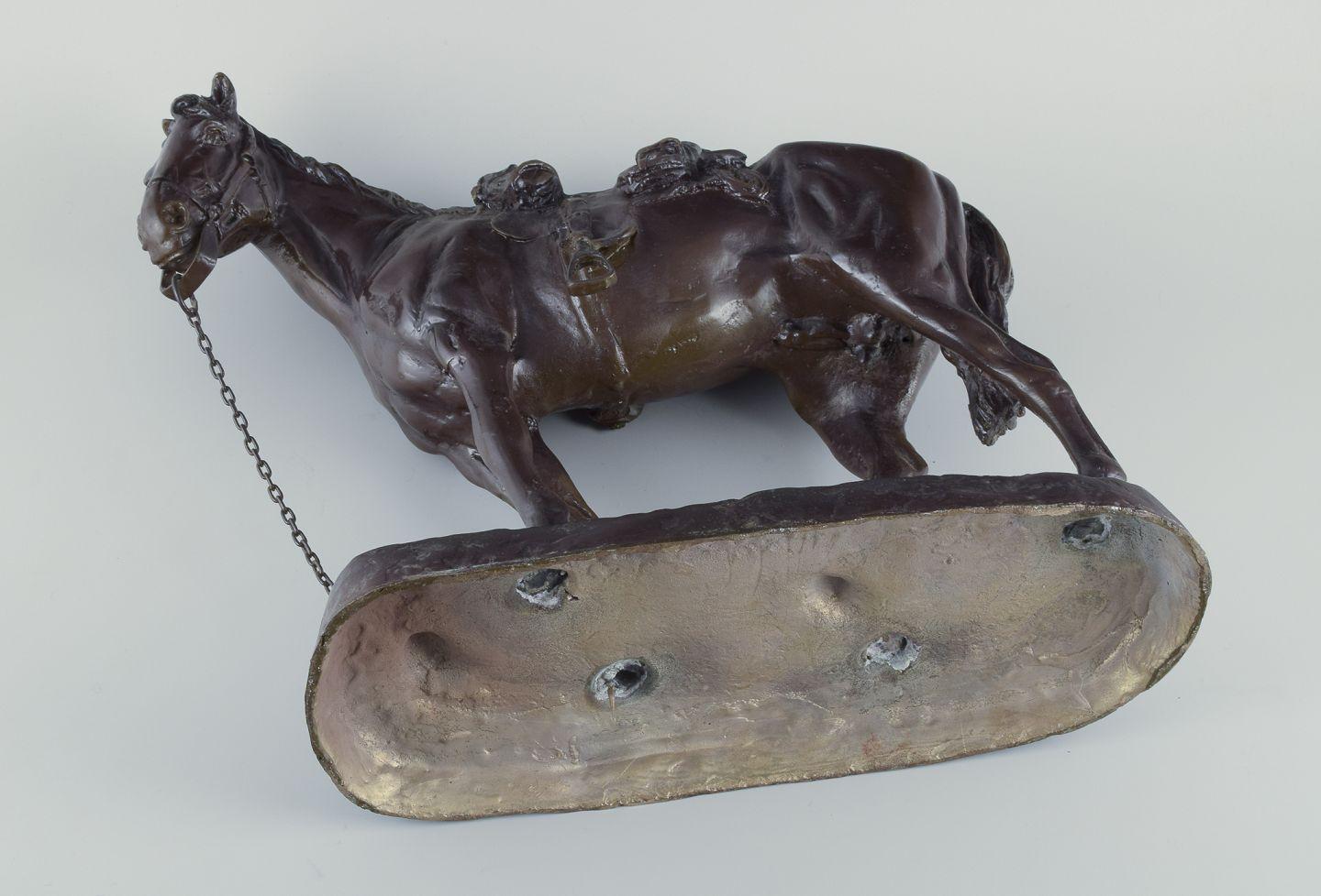 Scultore sconosciuto. Grande scultura a forma di cavallo su un basamento. in vendita 2