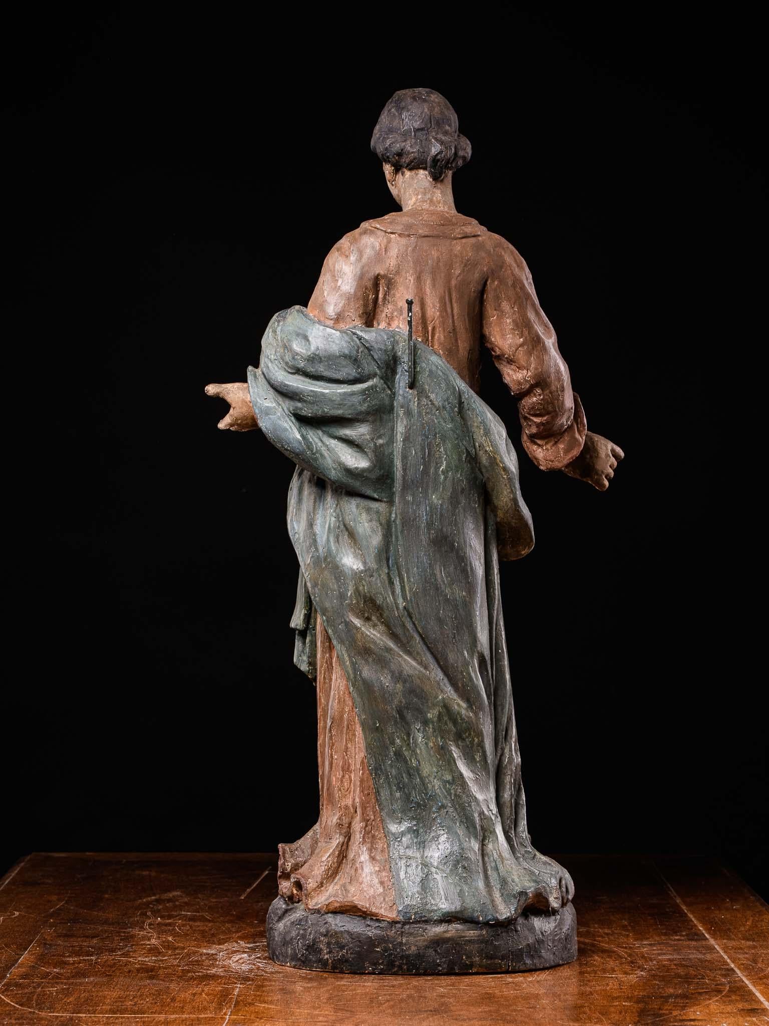 17. Jh. Polychromierte Statue aus geschnitztem Obstholz, die eine Madonna darstellt, Frankreich. im Angebot 2