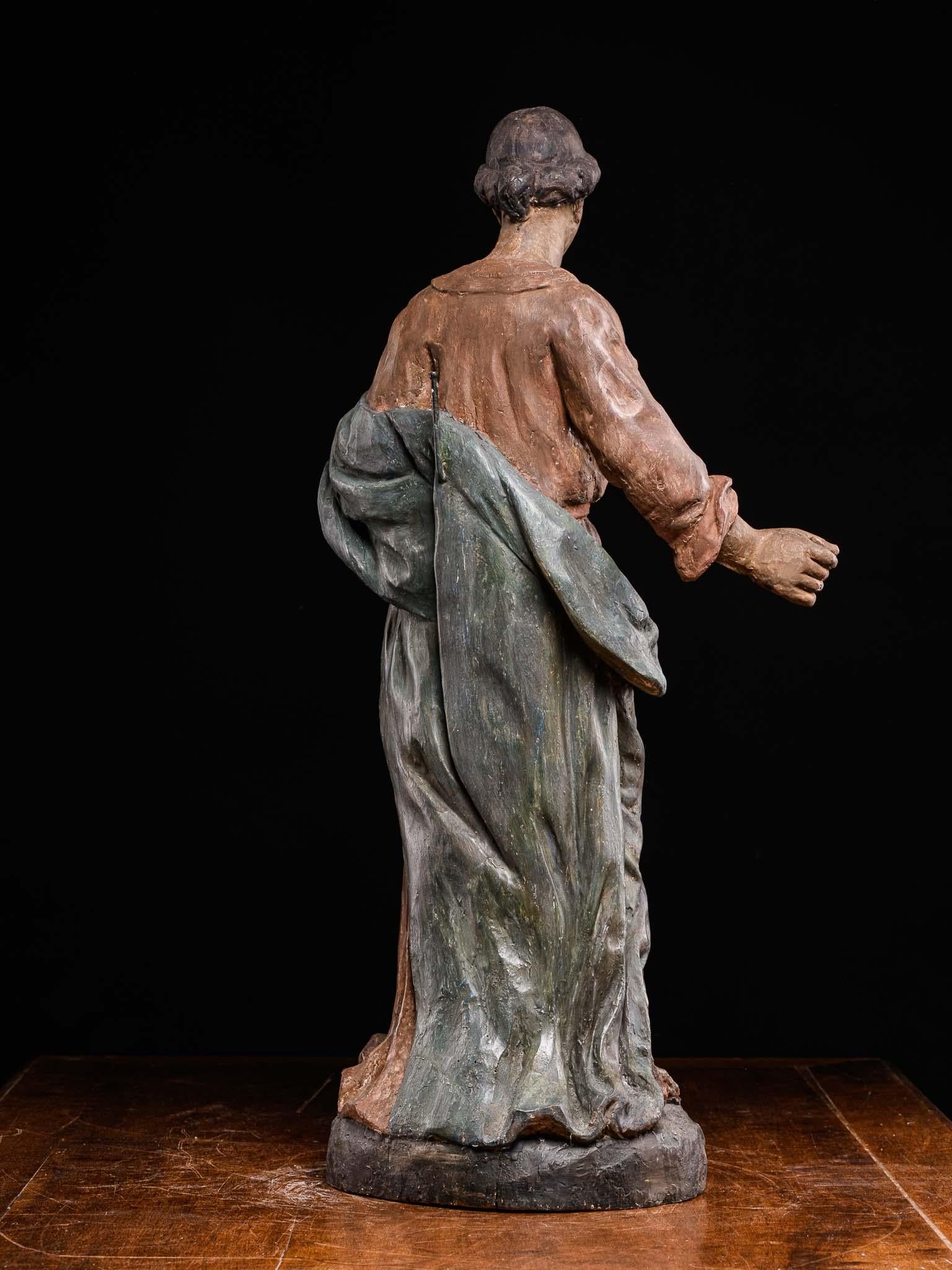 17. Jh. Polychromierte Statue aus geschnitztem Obstholz, die eine Madonna darstellt, Frankreich. im Angebot 3