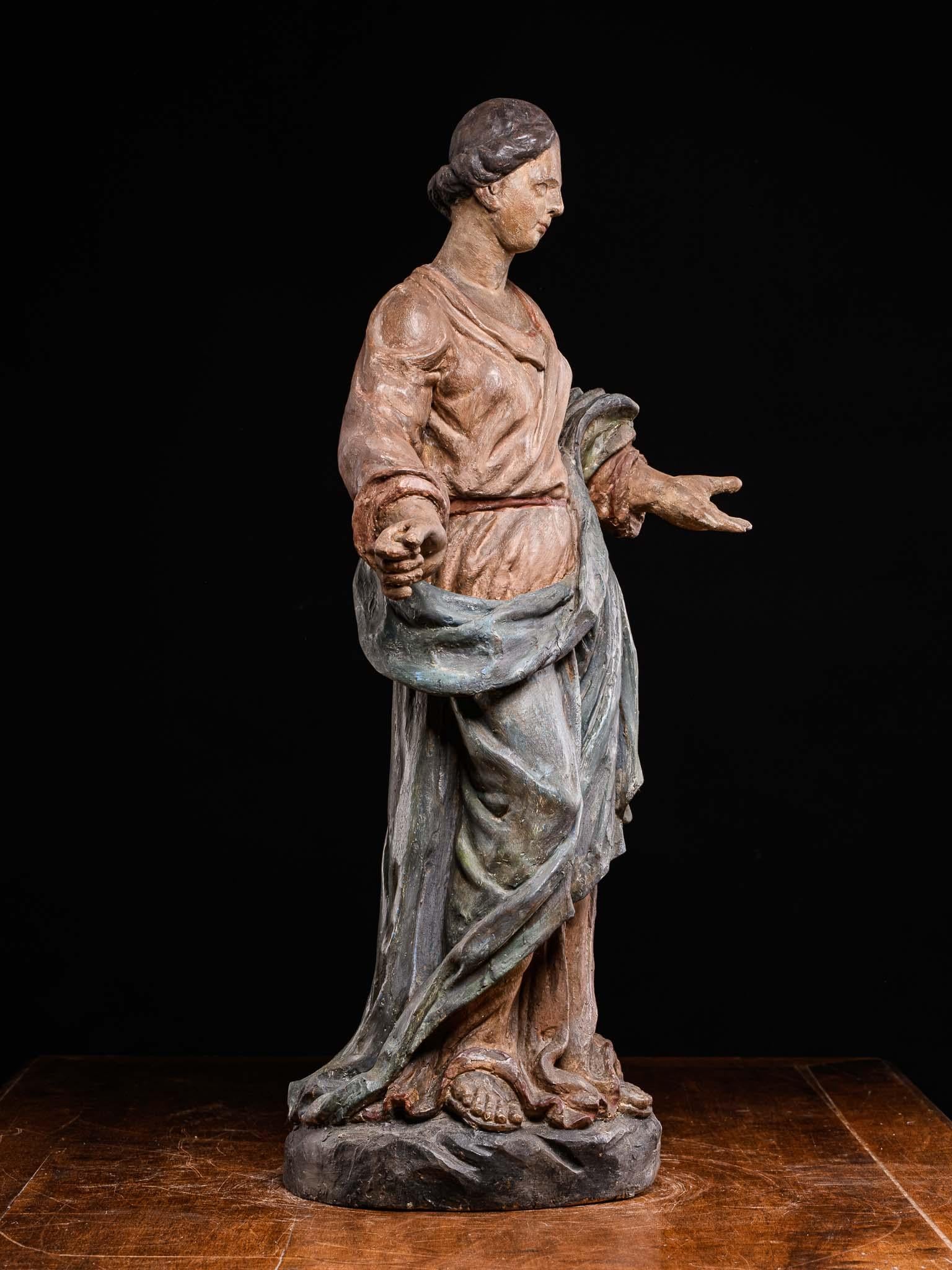 17. Jh. Polychromierte Statue aus geschnitztem Obstholz, die eine Madonna darstellt, Frankreich. im Angebot 5