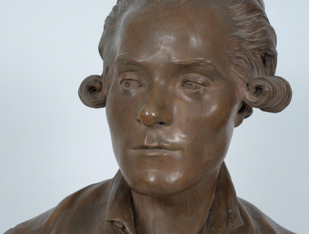 Französische Terrakotta-Büste eines jungen Gentleman aus dem 18. Jahrhundert (Grau), Figurative Sculpture, von Unknown