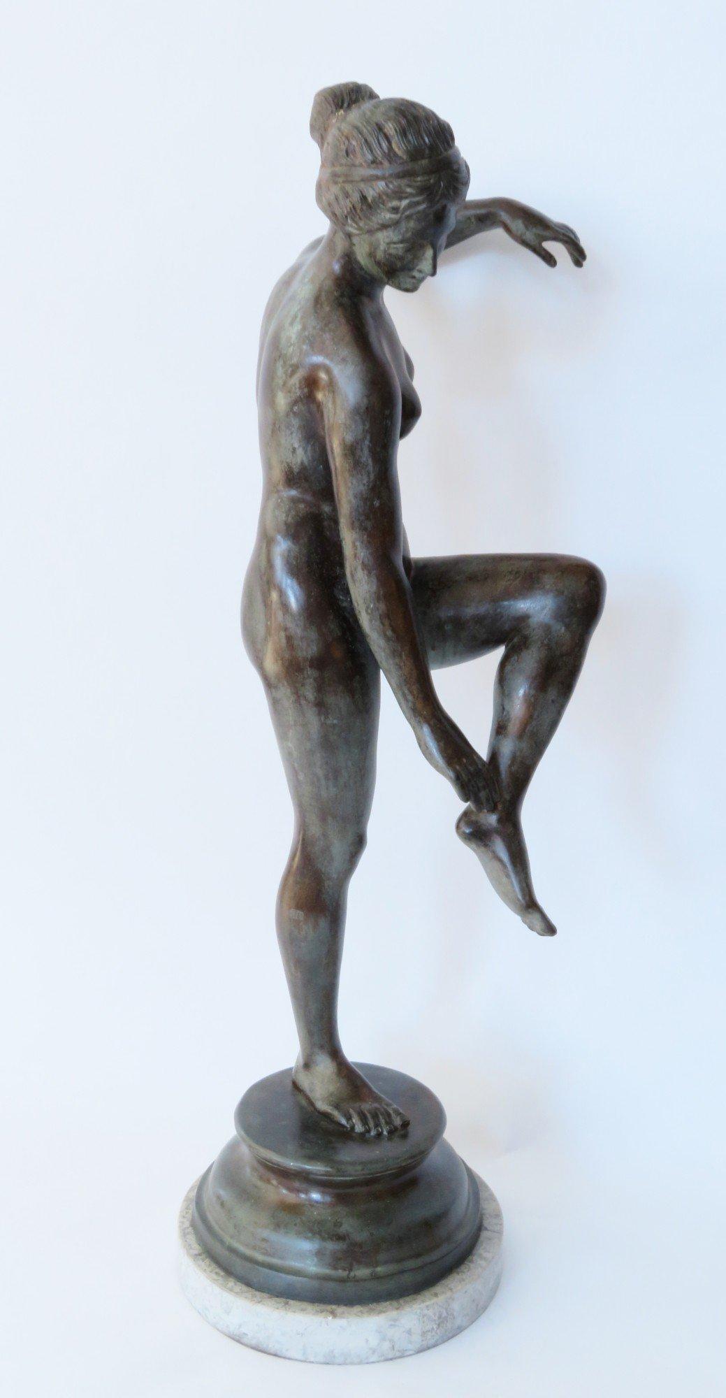 Grand Tour Bronzeskulptur einer Aphrodite, die ihre Sandale verstellt, aus dem 18. Jahrhundert – Sculpture von Unknown
