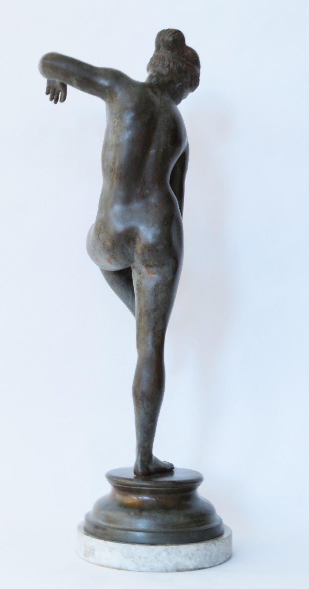 18th Century Grand Tour Bronze Sculpture of Aphrodite Adjusting her Sandal For Sale 1