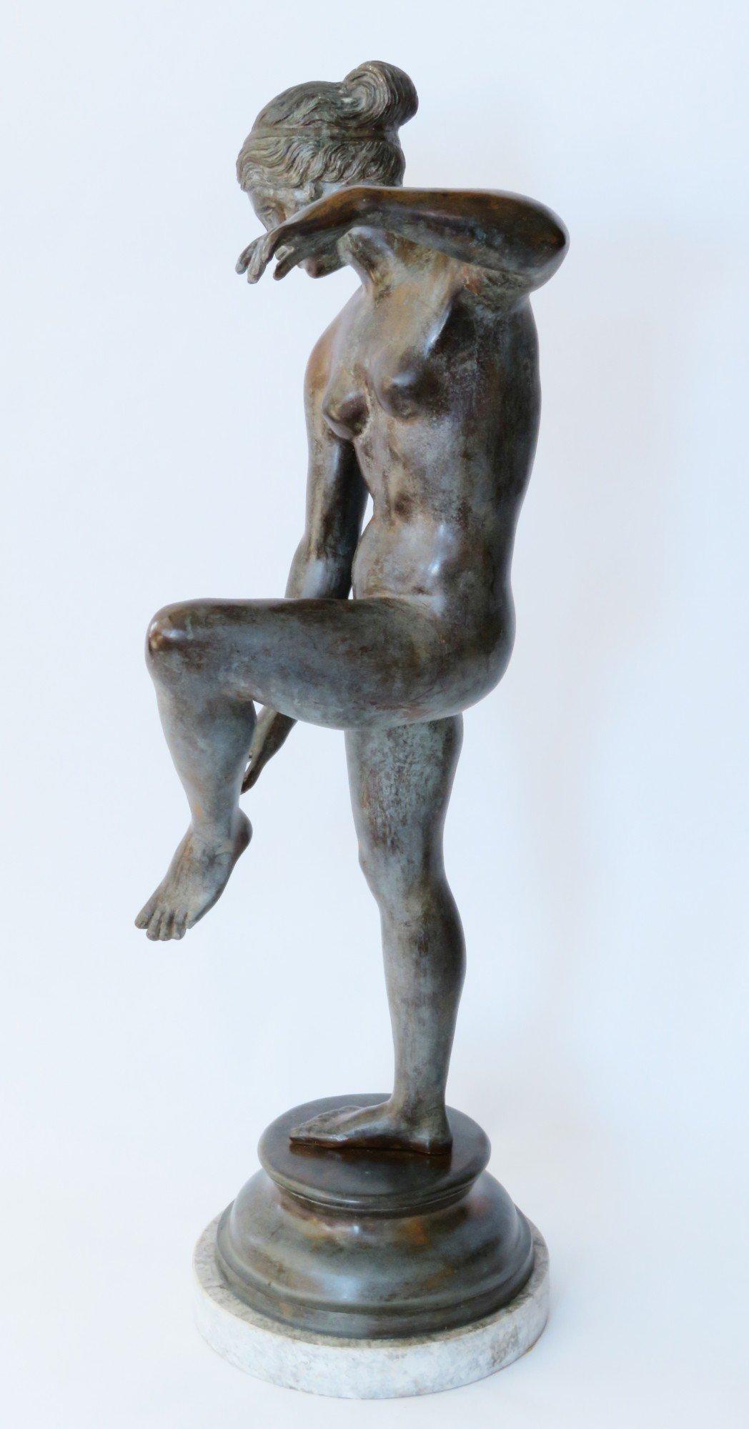 Grand Tour Bronzeskulptur einer Aphrodite, die ihre Sandale verstellt, aus dem 18. Jahrhundert im Angebot 1