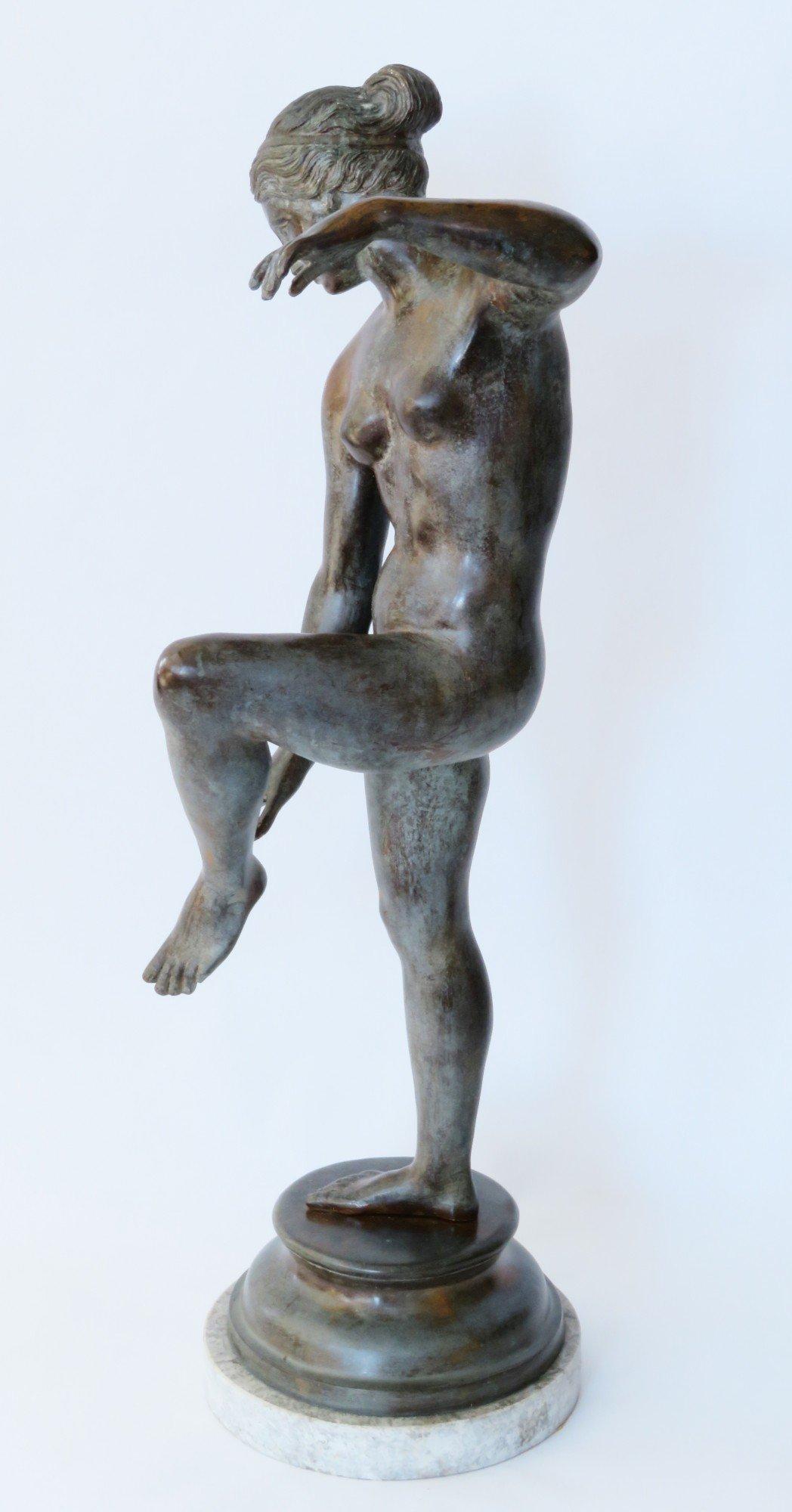 Sculpture Grand Tour du 18ème siècle d'Aphrodite réglant sa sandale 1