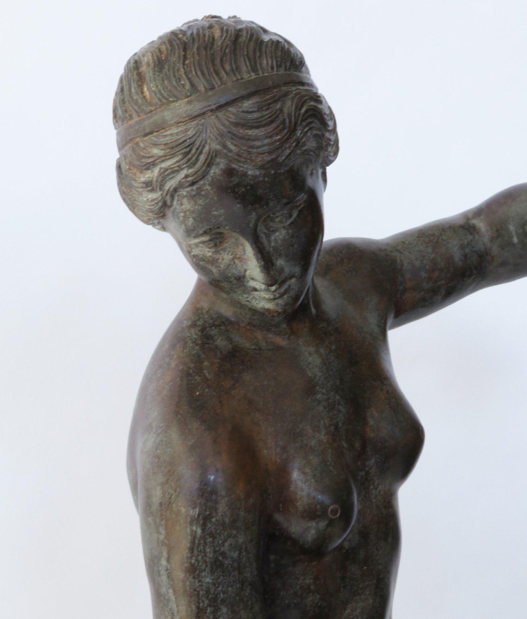 Grand Tour Bronzeskulptur einer Aphrodite, die ihre Sandale verstellt, aus dem 18. Jahrhundert im Angebot 2