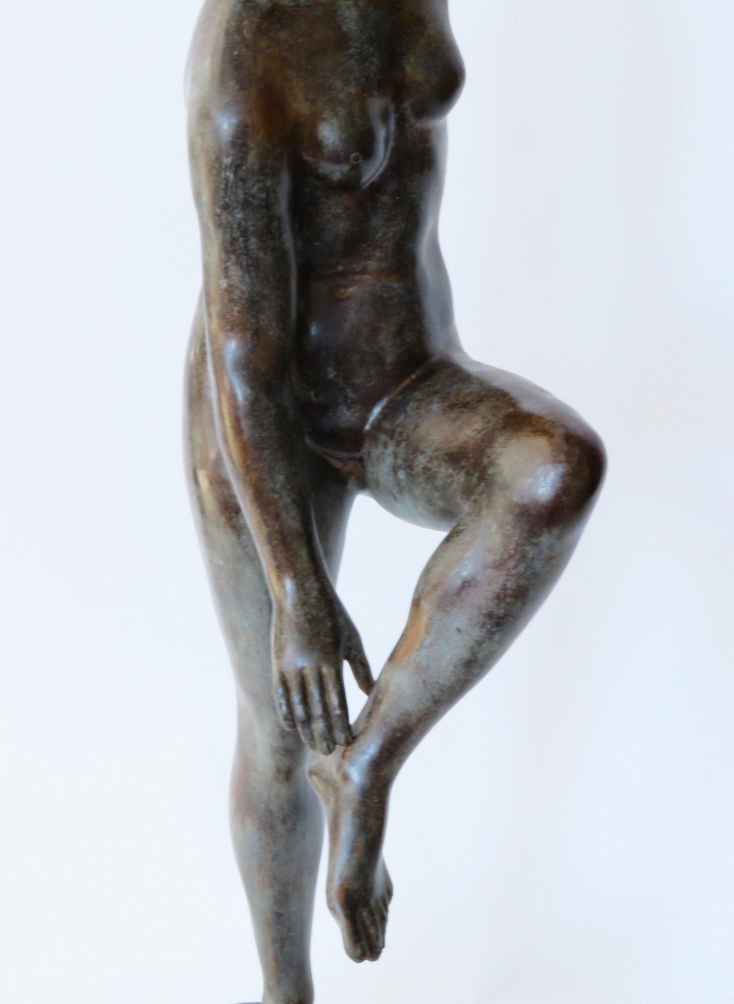 Grand Tour Bronzeskulptur einer Aphrodite, die ihre Sandale verstellt, aus dem 18. Jahrhundert im Angebot 3