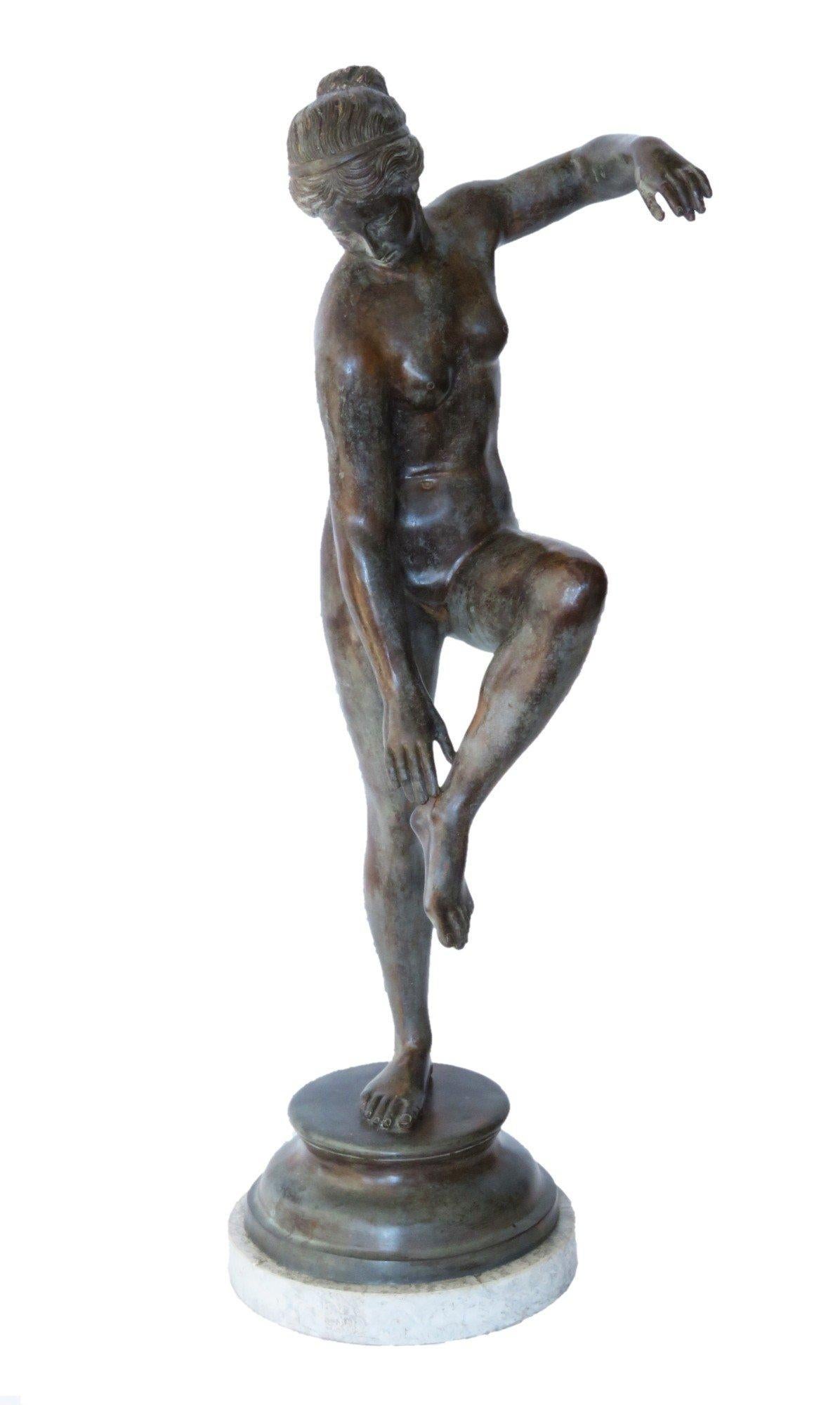Unknown Nude Sculpture – Grand Tour Bronzeskulptur einer Aphrodite, die ihre Sandale verstellt, aus dem 18. Jahrhundert
