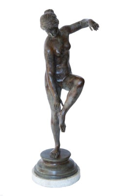 Grand Tour Bronzeskulptur einer Aphrodite, die ihre Sandale verstellt, aus dem 18. Jahrhundert