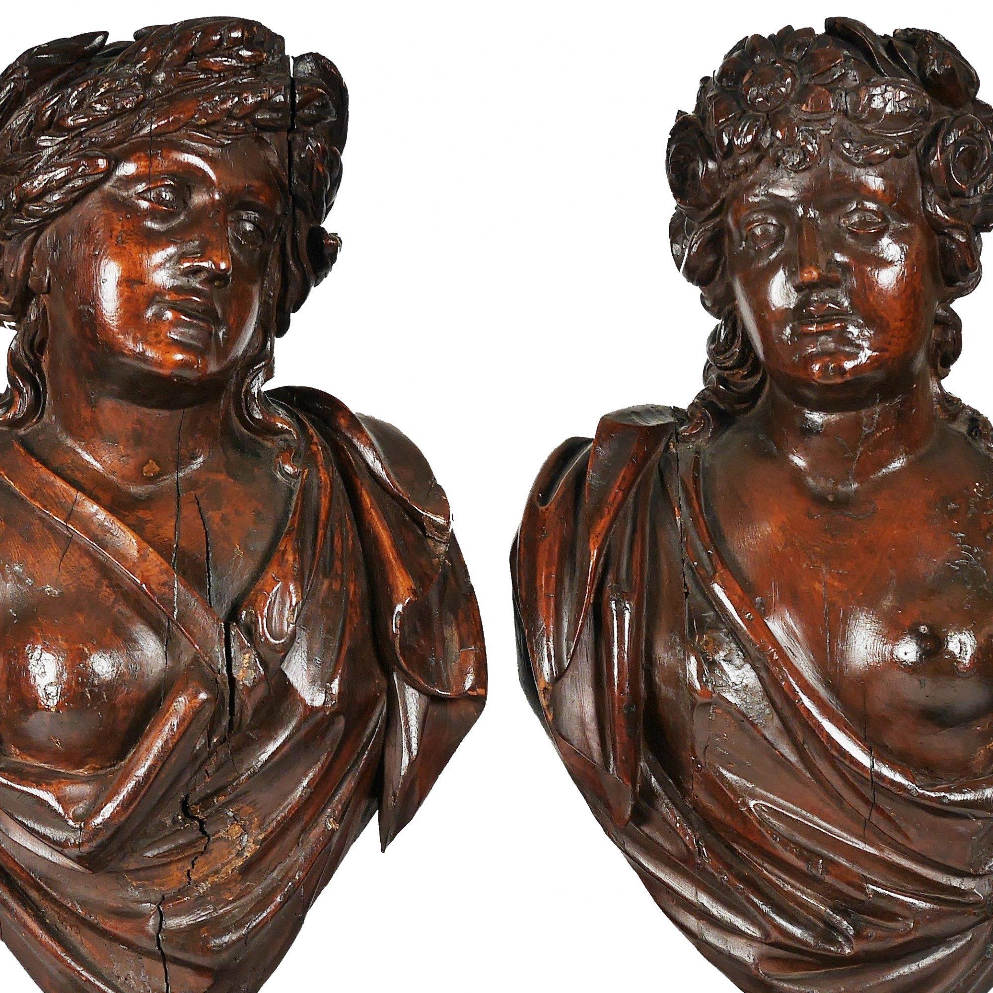 Italienische geschnitzte neoklassizistische halbakt- weibliche Büsten aus dem 18. Jahrhundert – Sculpture von Unknown