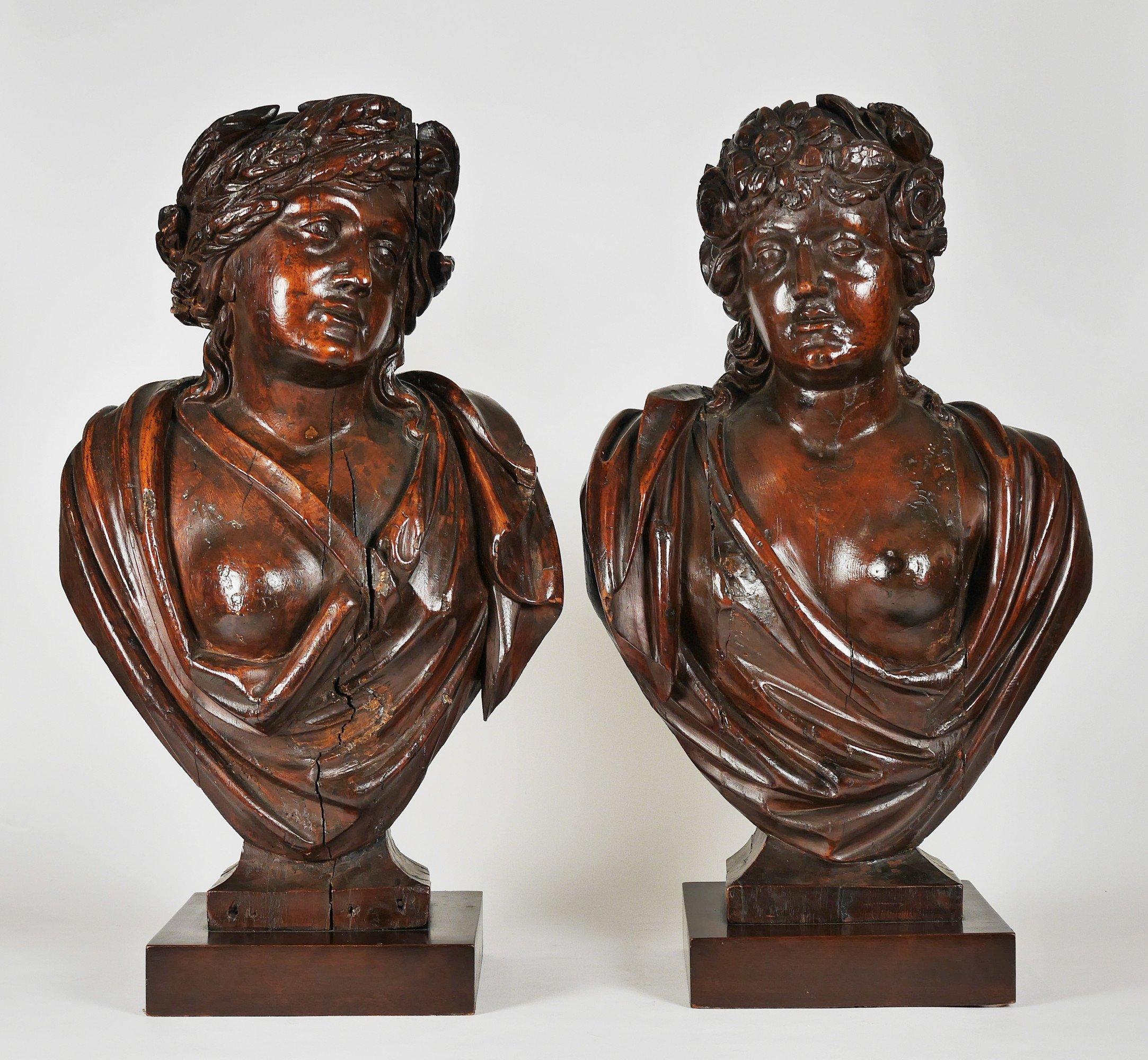 Italienische geschnitzte neoklassizistische halbakt- weibliche Büsten aus dem 18. Jahrhundert