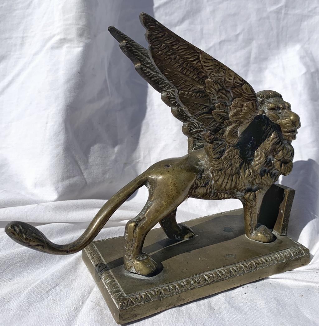 Italian sculptor of the 19th - 20th century - Lion of St. Mark.

14.5 x 7.5 x h 17 cm.

In chiseled and gilded bronze.

Condition report: Overall in good condition, with traces of aging and wear.


- Each item is sold with a certificate of