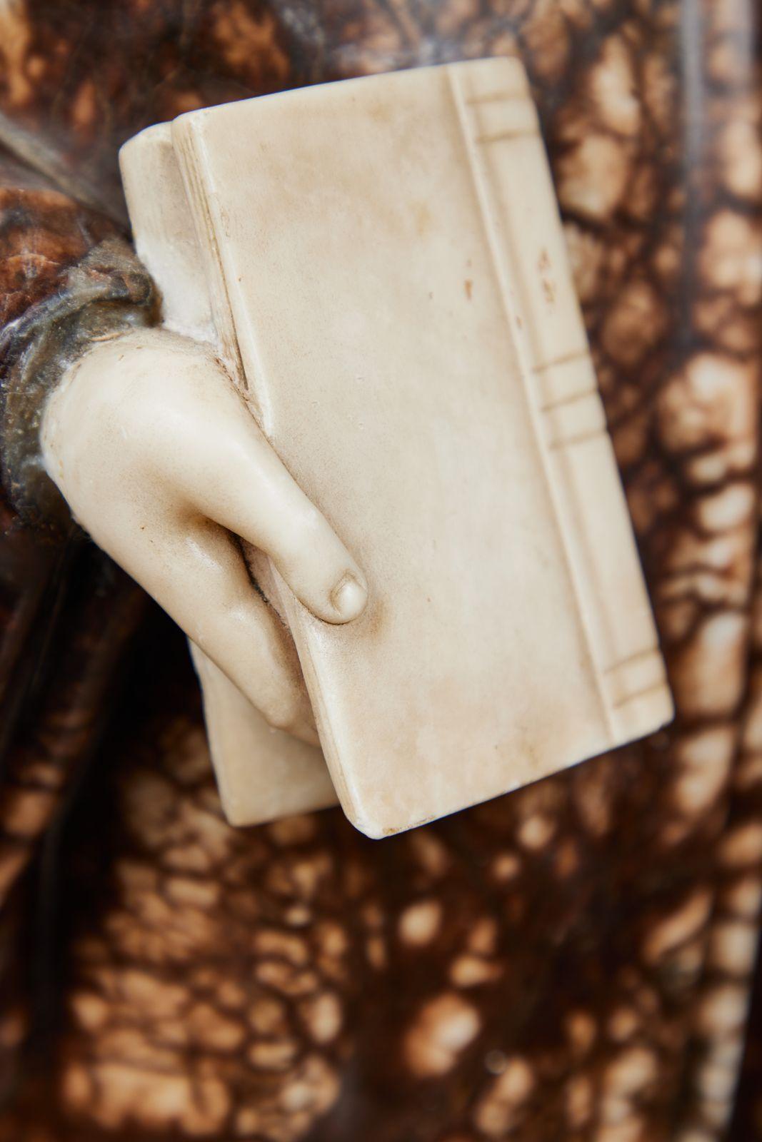 Eine feinfühlig geschnitzte, antike Skulptur aus massivem Alabaster des berühmten italienischen Dichters und Philosophen Dante Aligheri (1265-1321). Die Figur ist in ein reiches, fließendes Gewand gekleidet, hält ein Buch in der Hand und trägt eine
