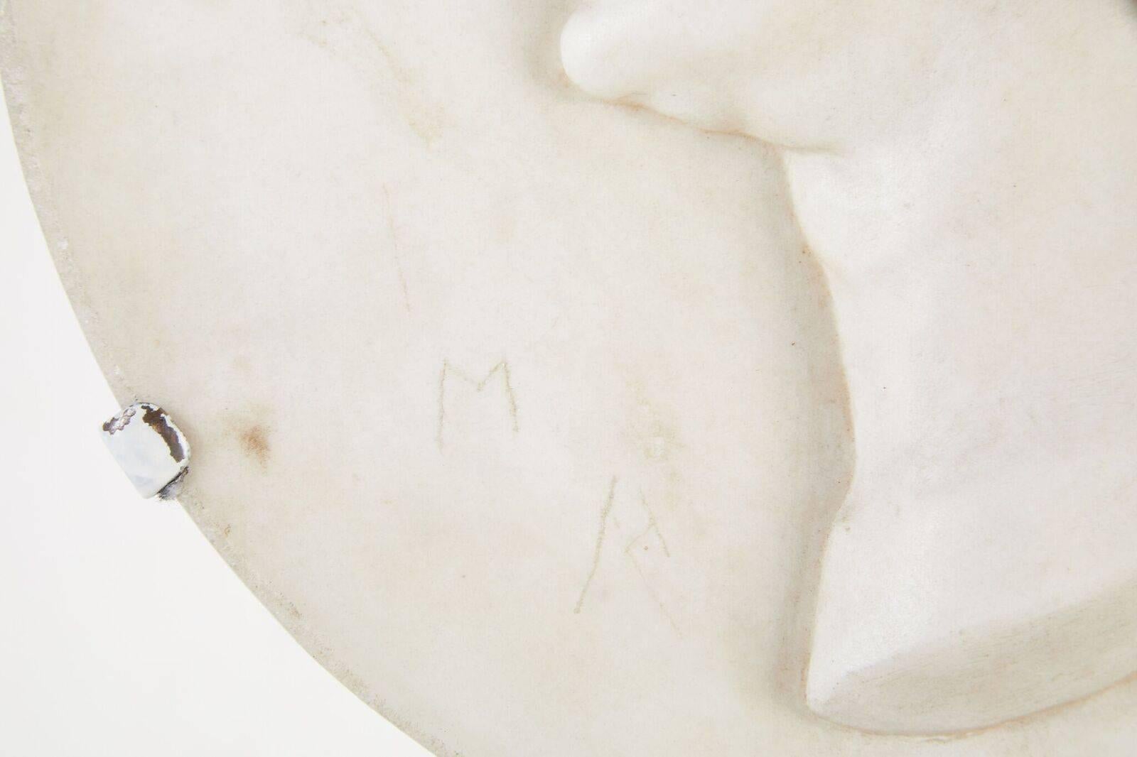 Handgeschnitztes Reliefmedaillon aus weißem Marmor des berühmten dänischen Bildhauers Betel Thorvaldsen (1770-1844), dessen Werk ein ganzes Museum in Kopenhagen gewidmet ist.