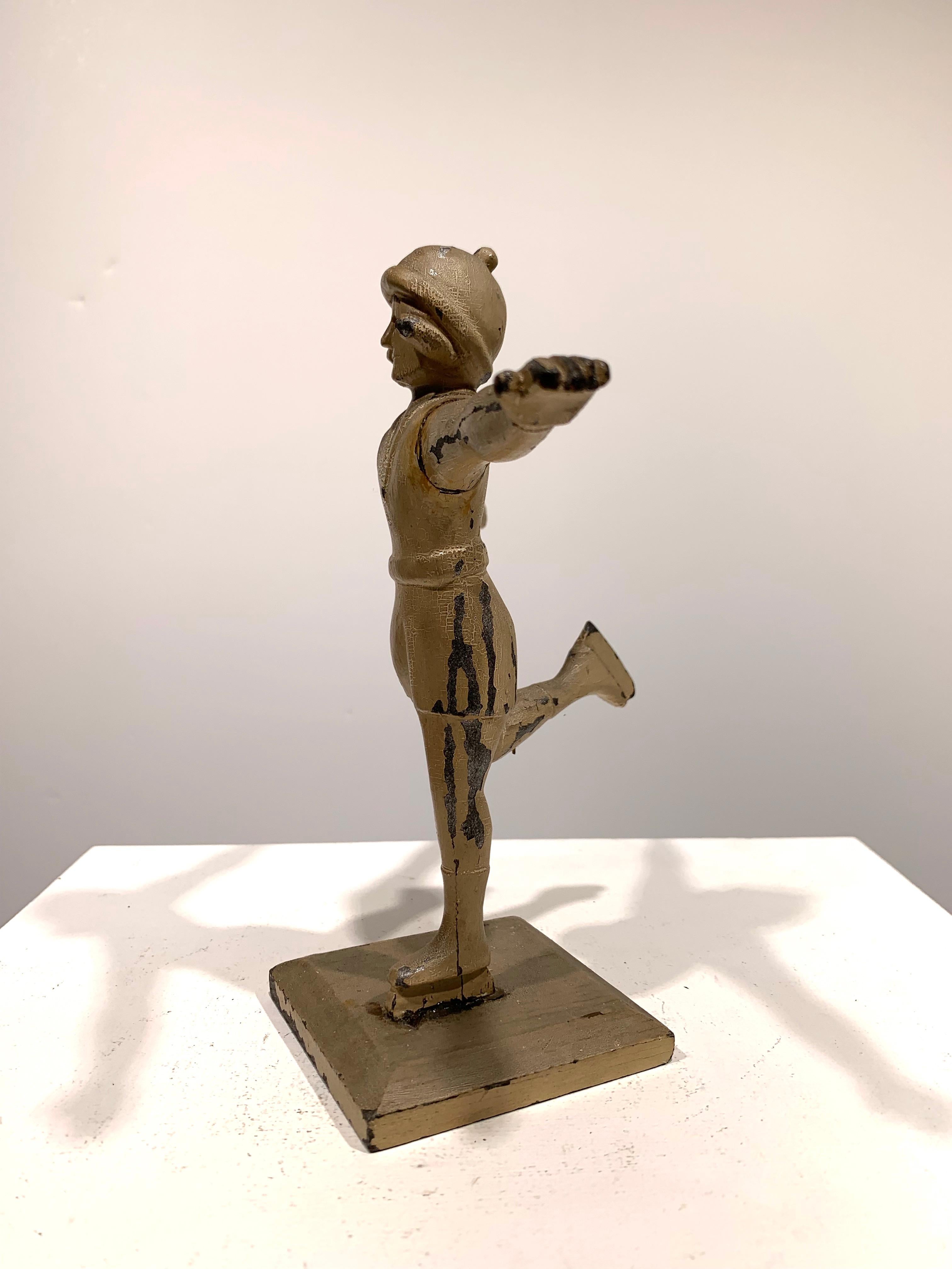 Remarquable et élégante sculpture figurative d'art populaire. Femmes faisant du patin à glace, vers 1920-30. Mesure 8 pouces de haut, et 8 pouces d'envergure de bras. Mesure 4.25 pouces de l'avant de la plate-forme au bout du pied étendu. Sections