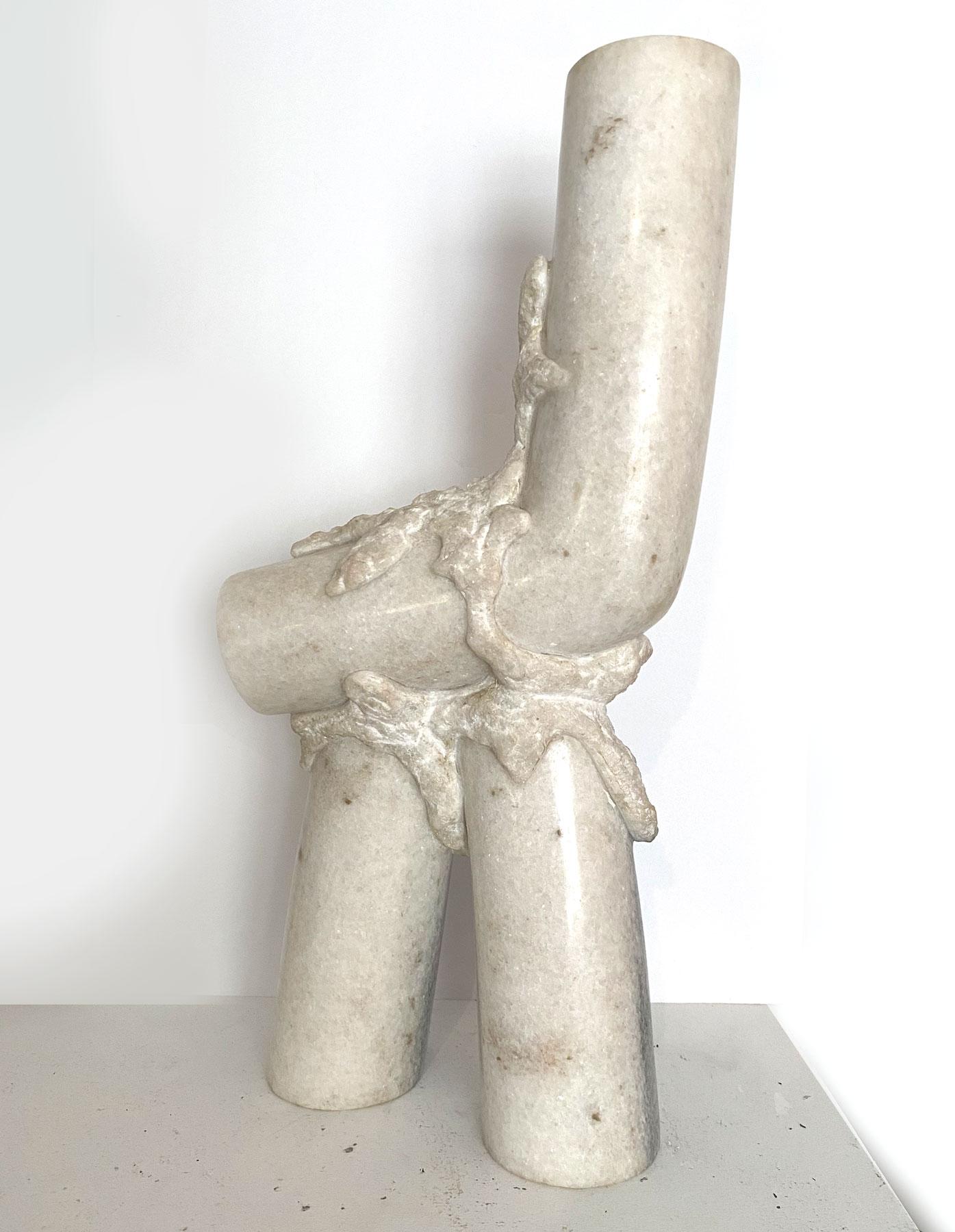 Außergewöhnliche handgemeißelte und polierte Skulptur aus weißem Marmor, CIRCA 1980er Jahre. Modernistisch und organisch. Künstler unbekannt, unsigniert. Ein echtes Statement.