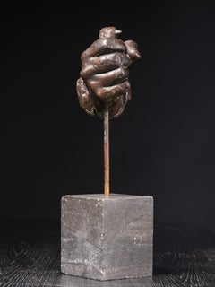 Sclptueux bronze du 19ème siècle tenant un oiseau à la main