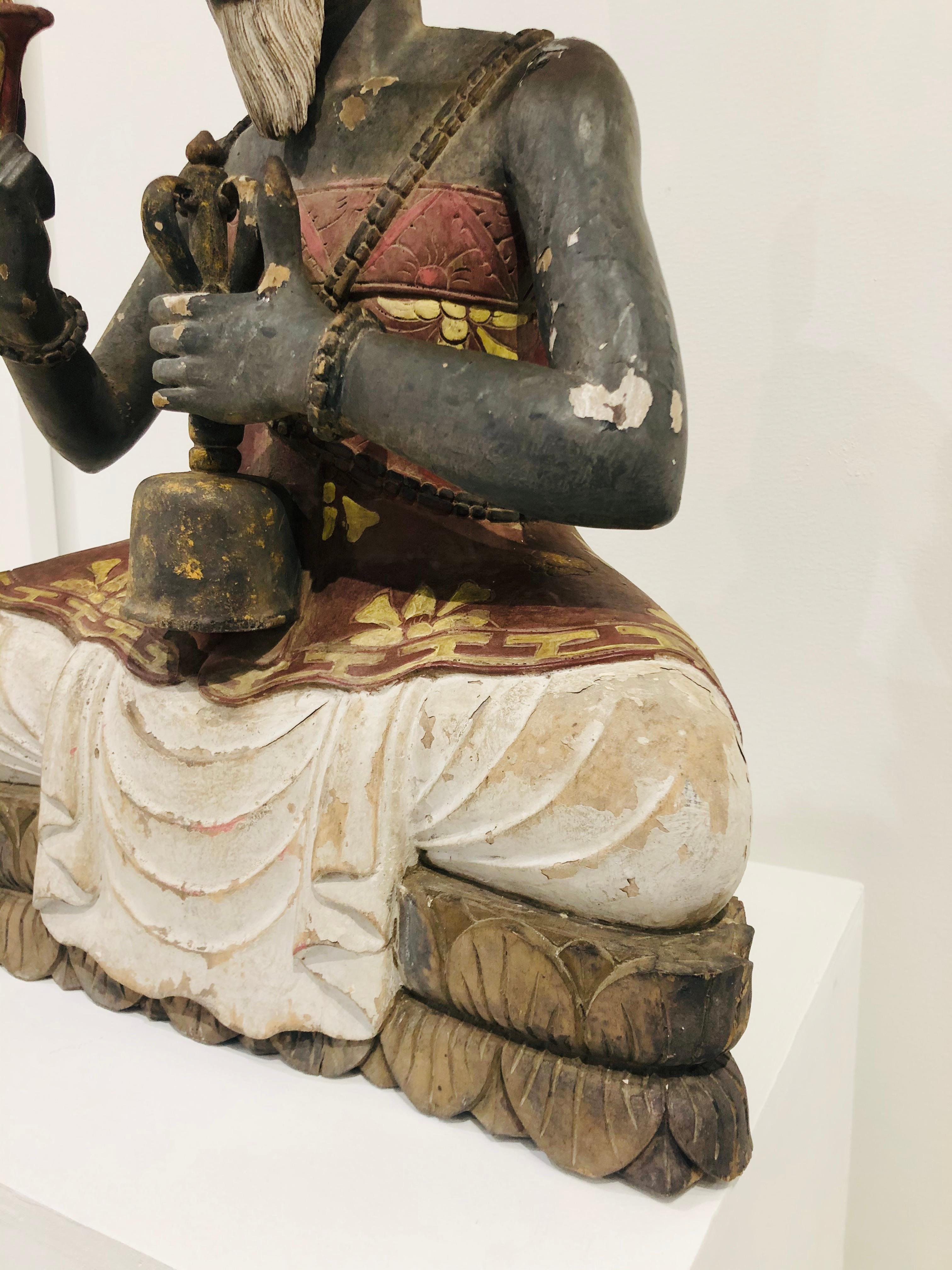 Polychrome buddhistische hoher Priester-Holzskulptur   (Grau), Figurative Sculpture, von Unknown