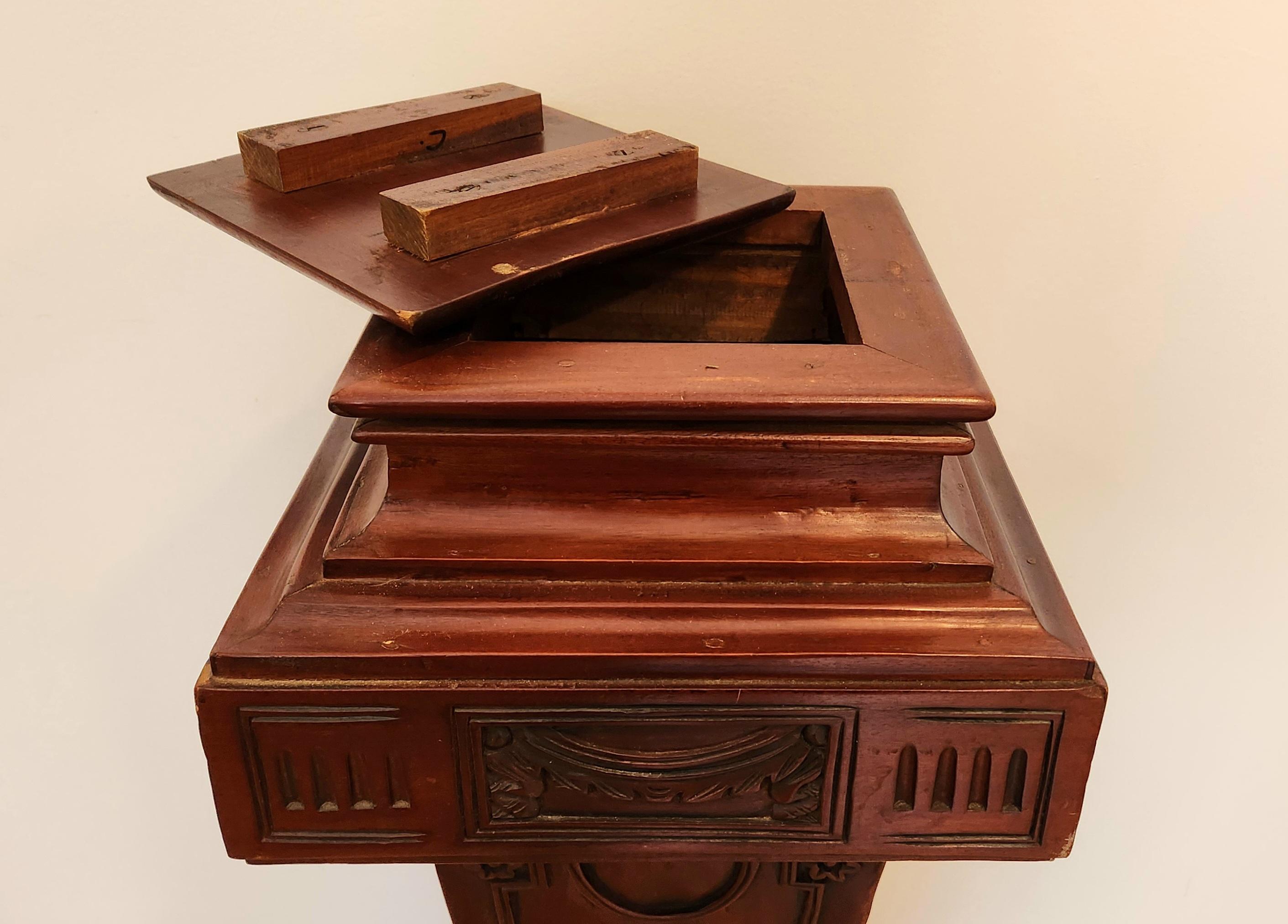 19th Century American Wooden Pedestal For Sale 2