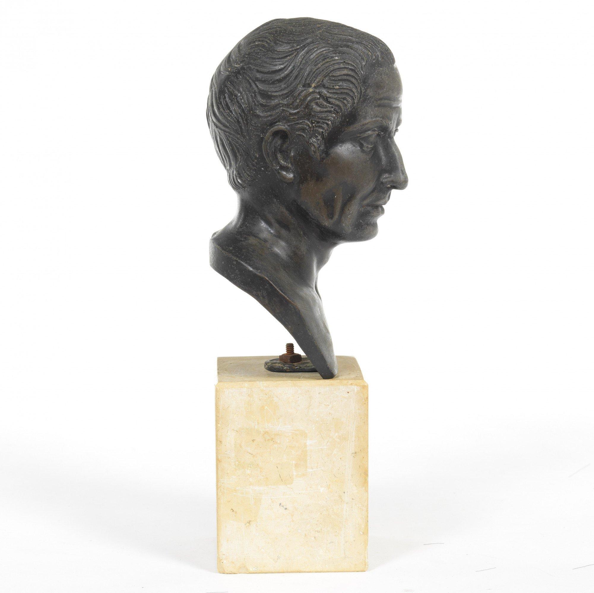 Busto in bronzo di Giulio Cesare del XIX secolo su base di pietra - Figurative Sculpture Oro di Unknown