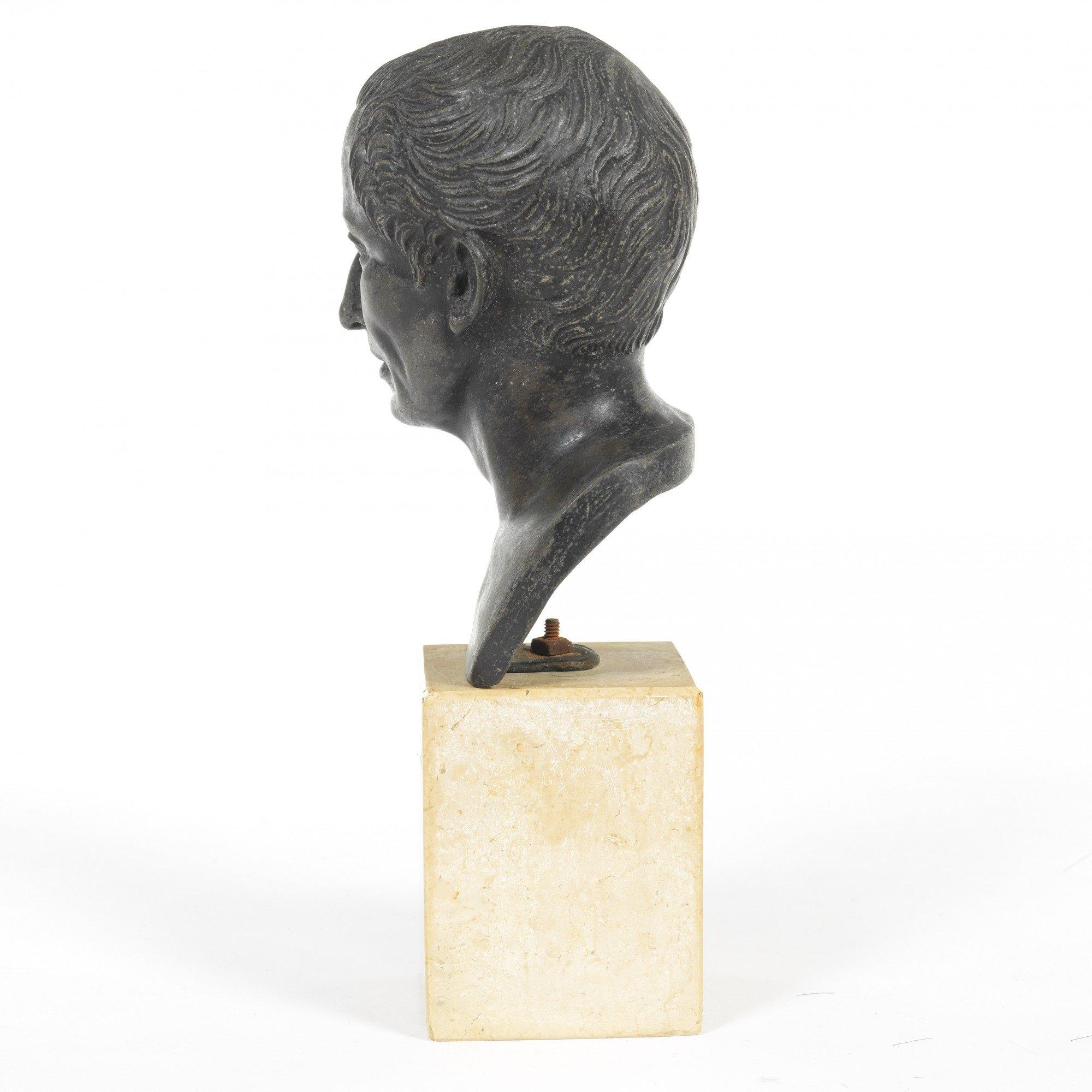 Busto in bronzo di Giulio Cesare, XIX secolo
Bronzo patinato montato su una base in pietra
Senza segno
11,25 x 4,5 x 4,5 pollici

Gaio Giulio Cesare era un generale e statista romano. Membro del Primo Triumvirato, Cesare guidò gli eserciti romani