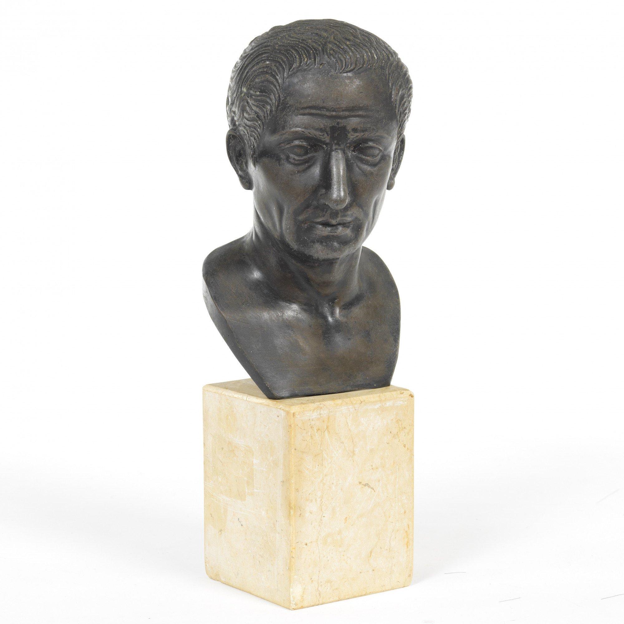 Figurative Sculpture di Unknown - Busto in bronzo di Giulio Cesare del XIX secolo su base di pietra
