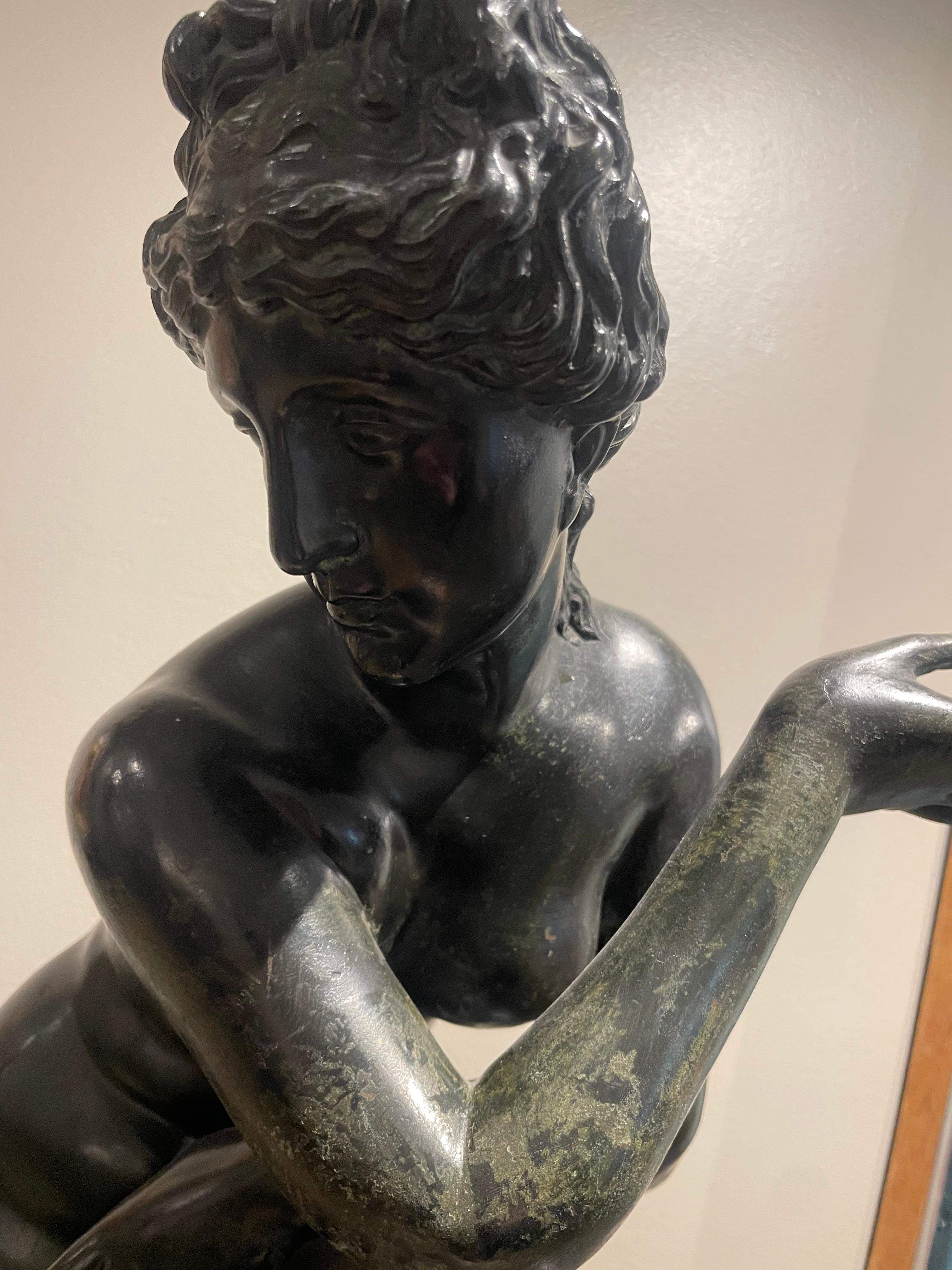 Figura in bronzo del XIX secolo di Venere accovacciata o Afrodite nuda in vendita 6