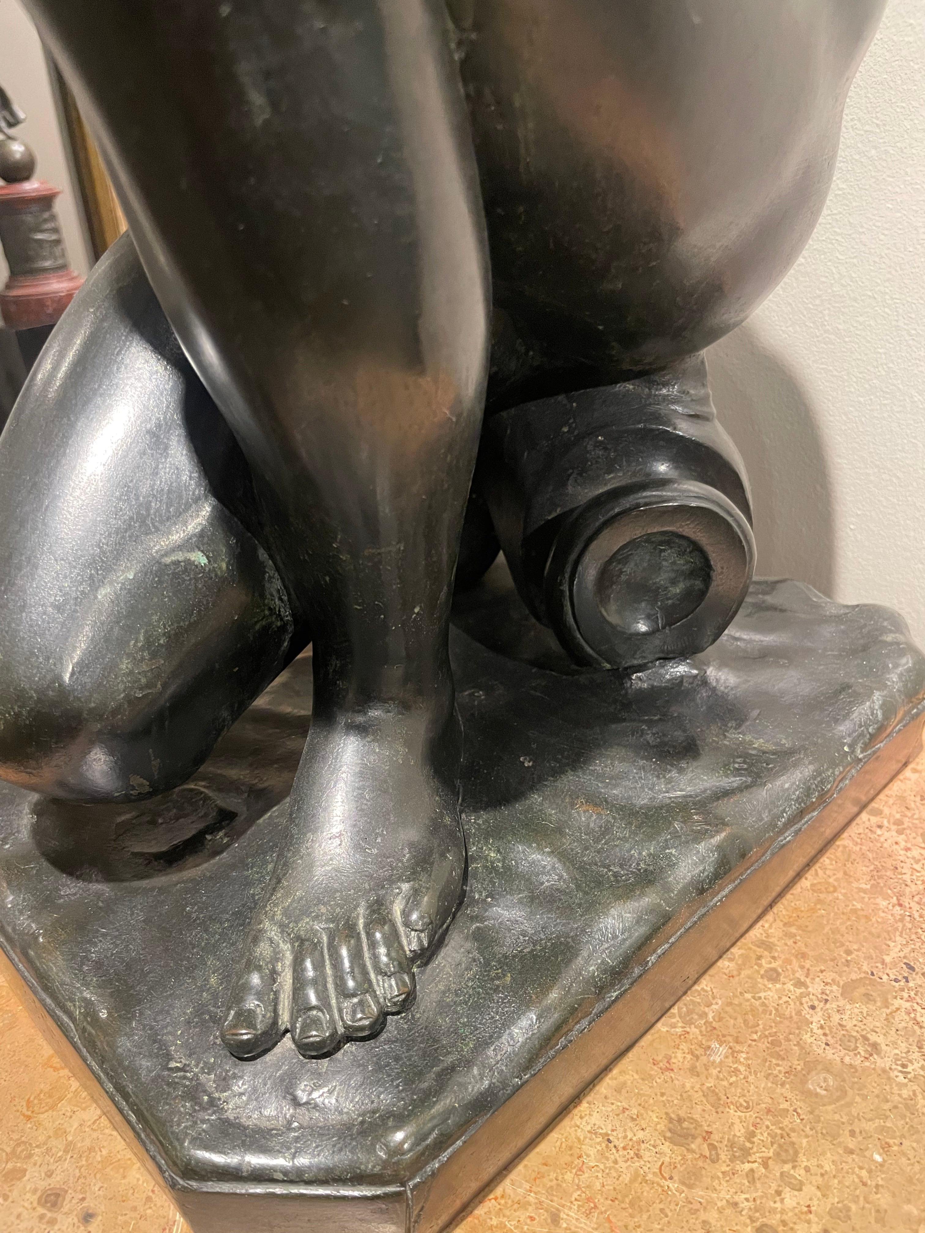 Figura in bronzo del XIX secolo di Venere accovacciata o Afrodite nuda in vendita 7