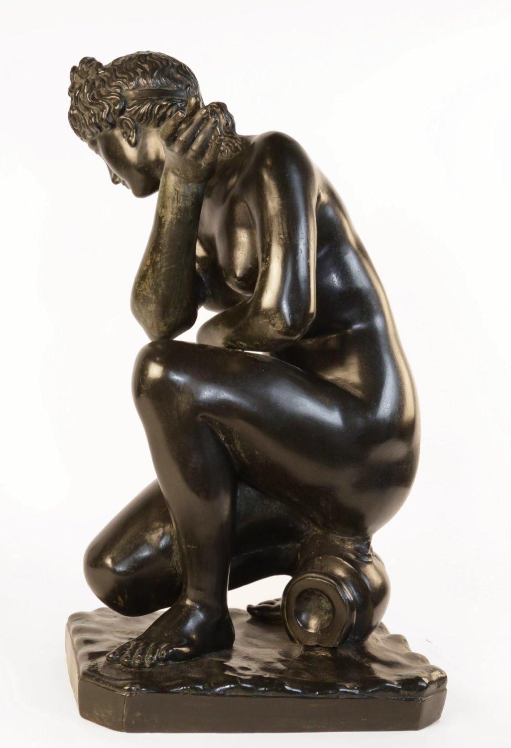 Figure en bronze du XIXe siècle représentant Vénus accroupie ou Aphrodite nue - Sculpture de Unknown